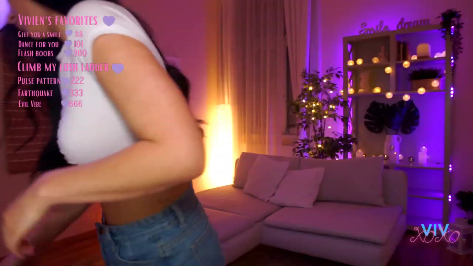 Gallery image thumbnail from kerelai's myfreecams stream on, 03/27/2023, 17:48 image 12 of 20