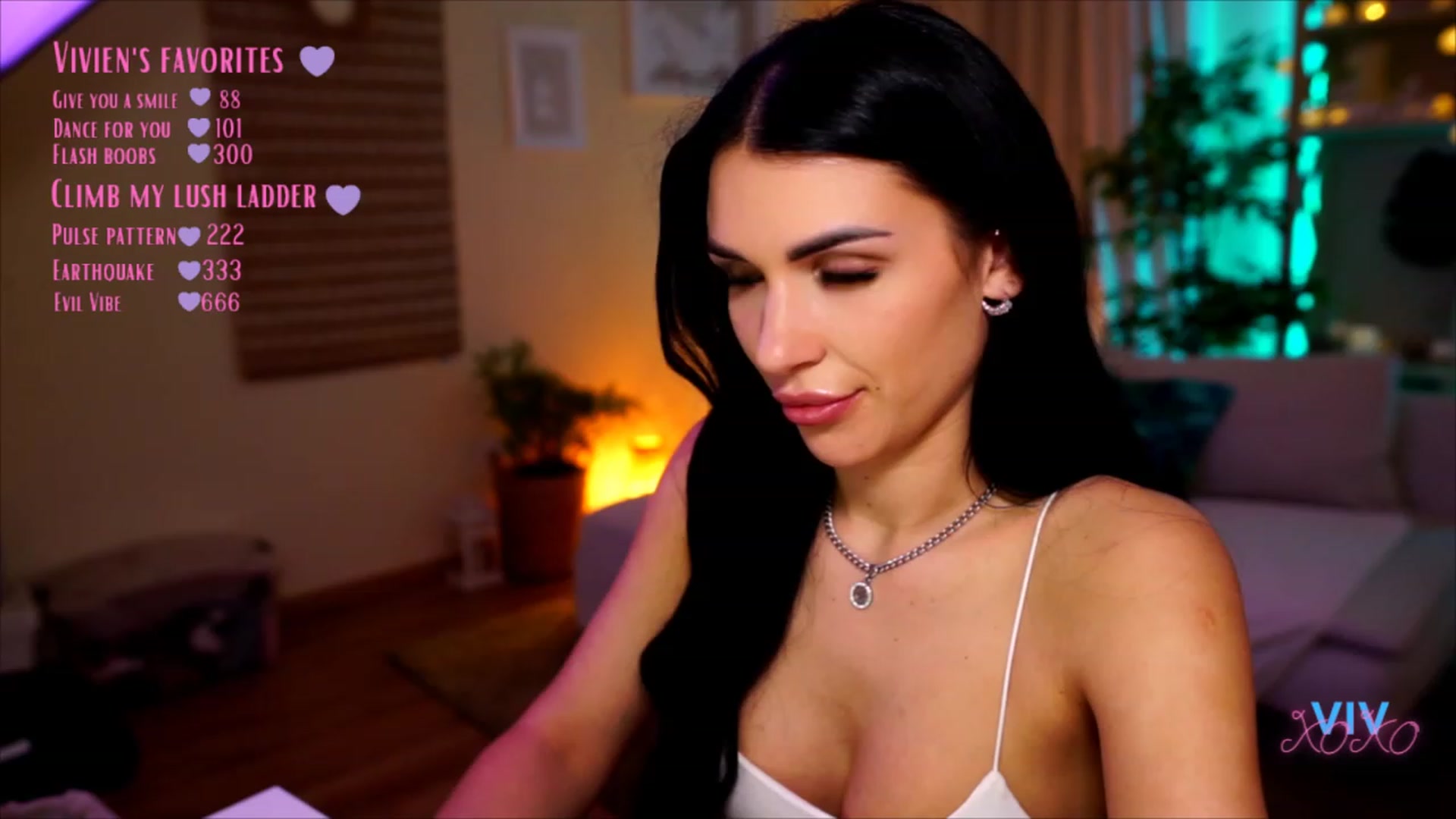 Gallery image thumbnail from kerelai's myfreecams stream on, 05/01/2023, 21:18 image 2 of 20