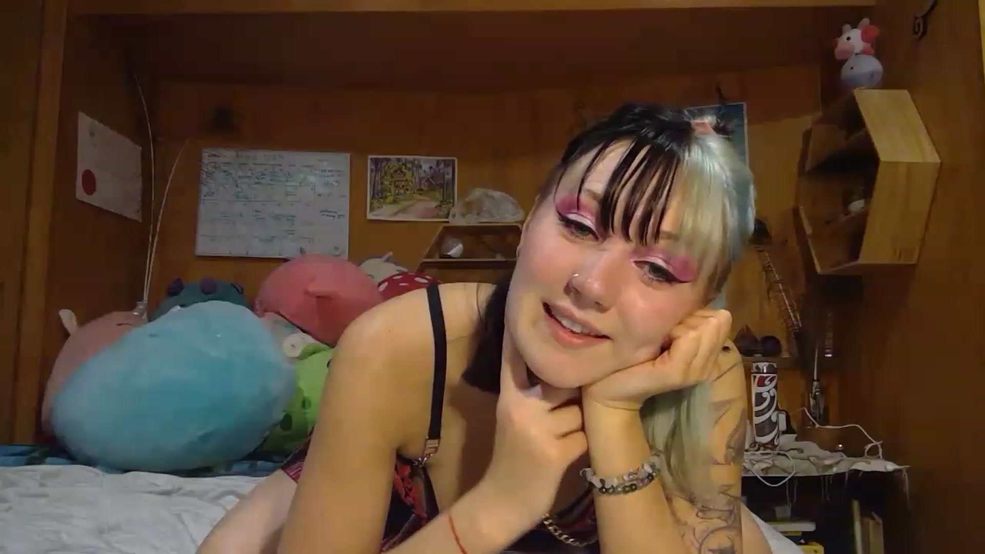 Gallery image thumbnail from kikiviolet's myfreecams stream on, 05/17/2023, 10:24 image 18 of 20