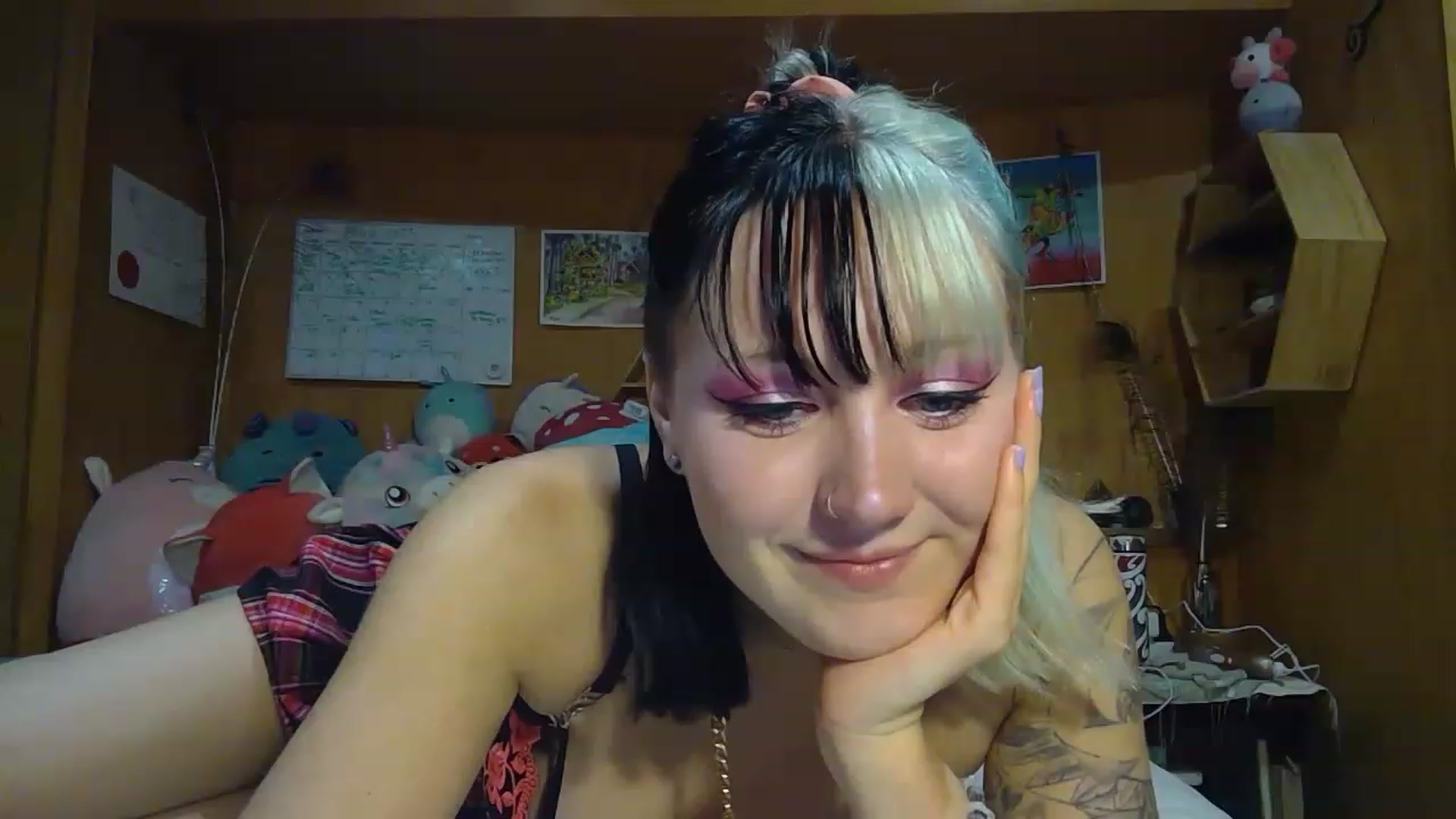 Gallery image thumbnail from kikiviolet's myfreecams stream on, 05/17/2023, 10:24 image 11 of 20