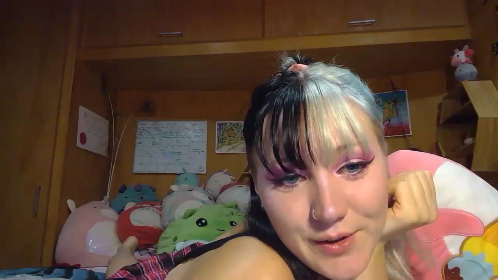 Gallery image thumbnail from kikiviolet's myfreecams stream on, 05/17/2023, 10:24 image 4 of 20