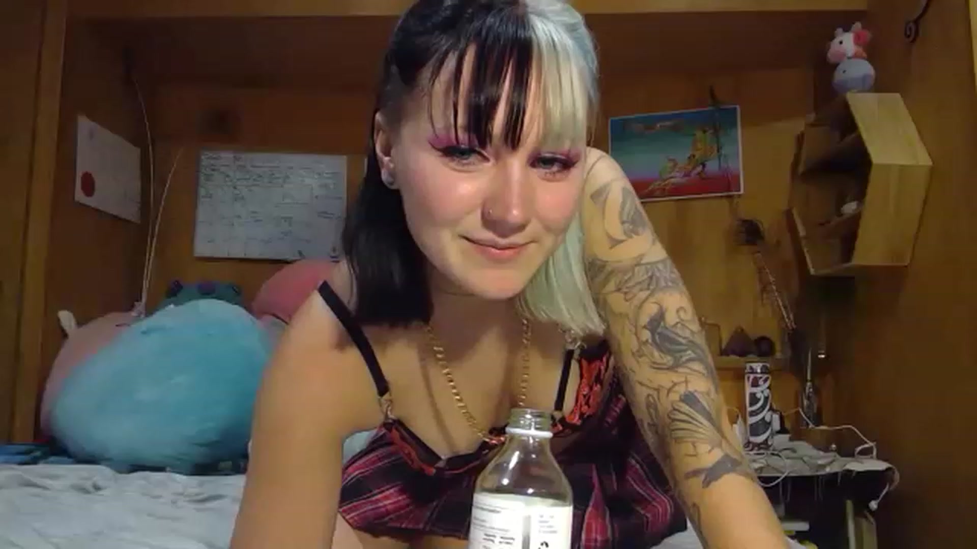 Gallery image thumbnail from kikiviolet's myfreecams stream on, 05/17/2023, 10:44 image 18 of 20
