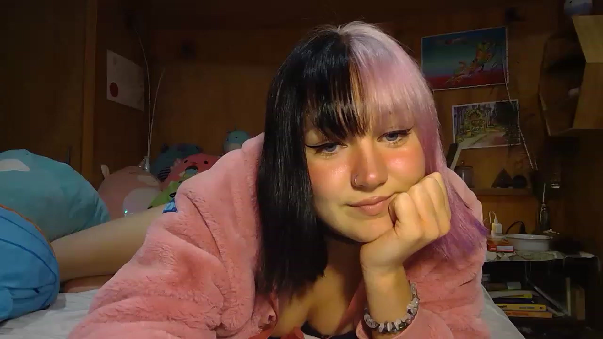 Gallery image thumbnail from kikiviolet's myfreecams stream on, 05/23/2023, 10:22 image 16 of 20