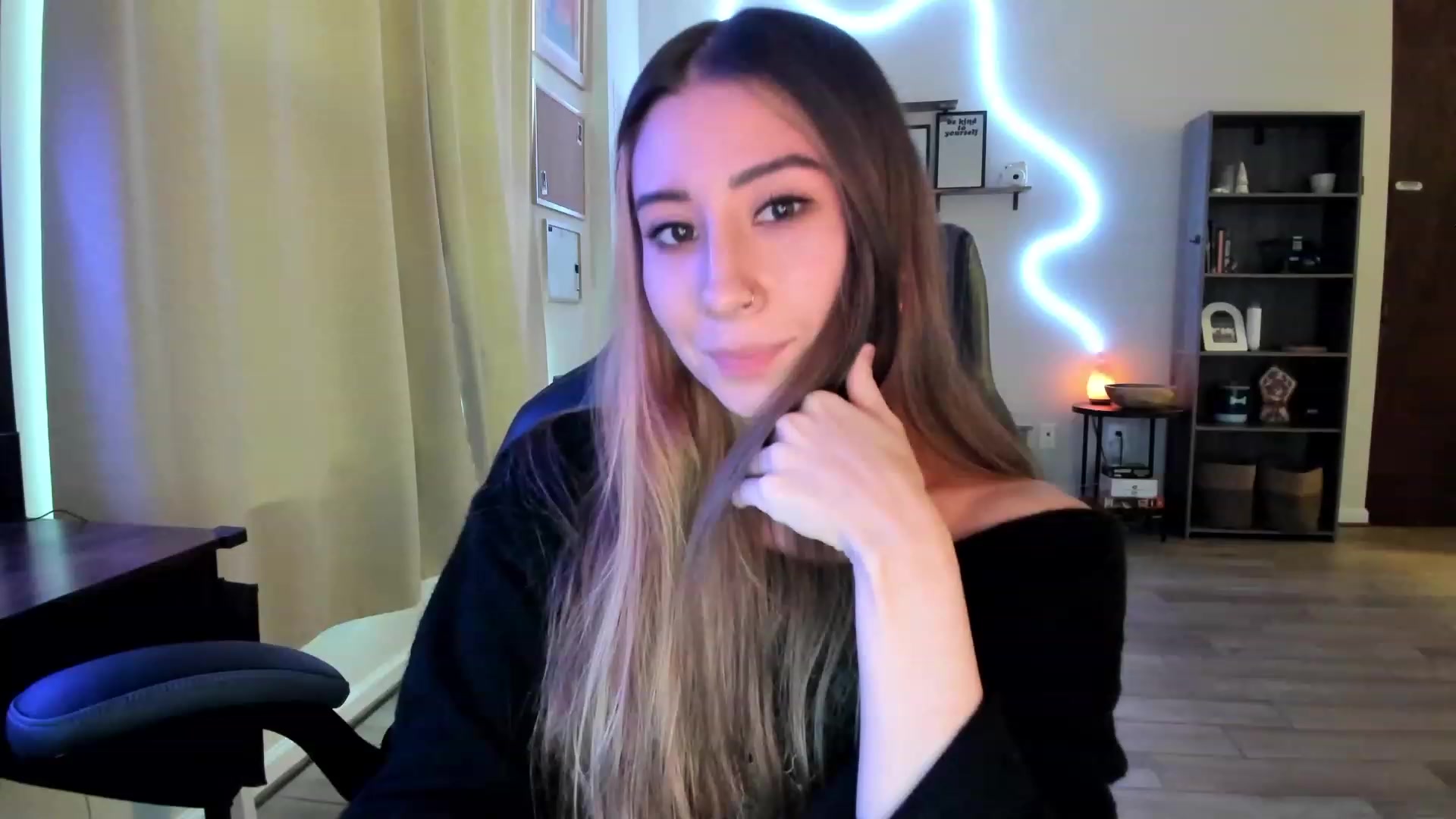 Gallery image thumbnail from killerloryy's myfreecams stream on, 02/19/2024, 19:26 image 18 of 20