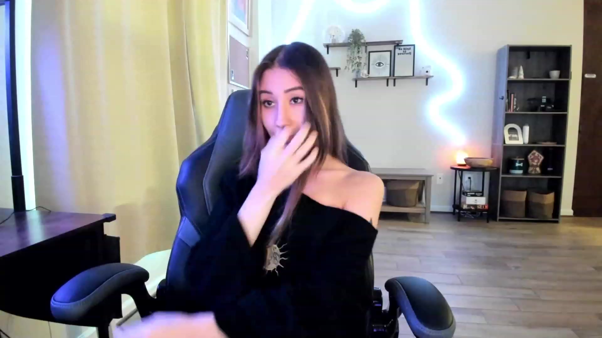 Gallery image thumbnail from killerloryy's myfreecams stream on, 02/19/2024, 19:26 image 5 of 20