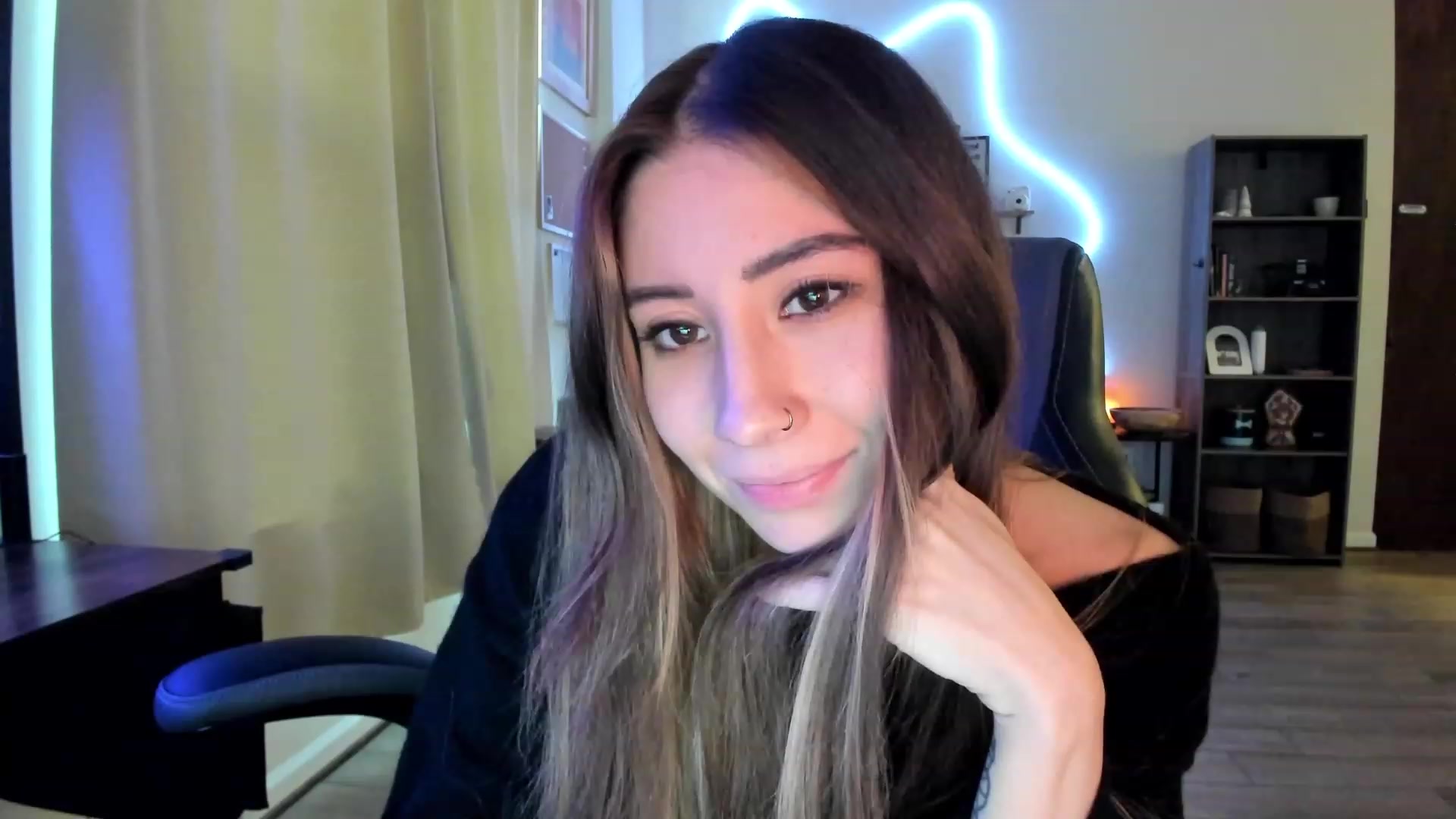 Gallery image thumbnail from killerloryy's myfreecams stream on, 02/19/2024, 19:26 image 11 of 20