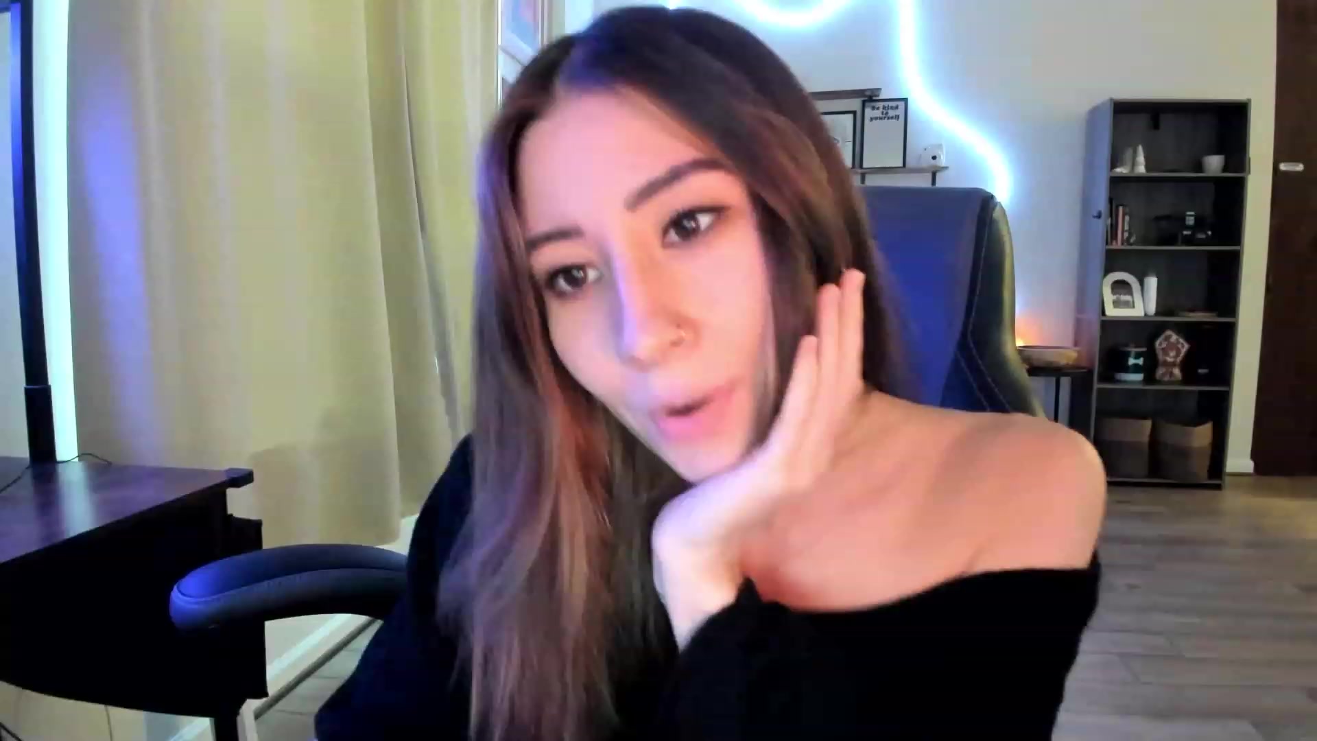 Gallery image thumbnail from killerloryy's myfreecams stream on, 02/19/2024, 19:26 image 6 of 20