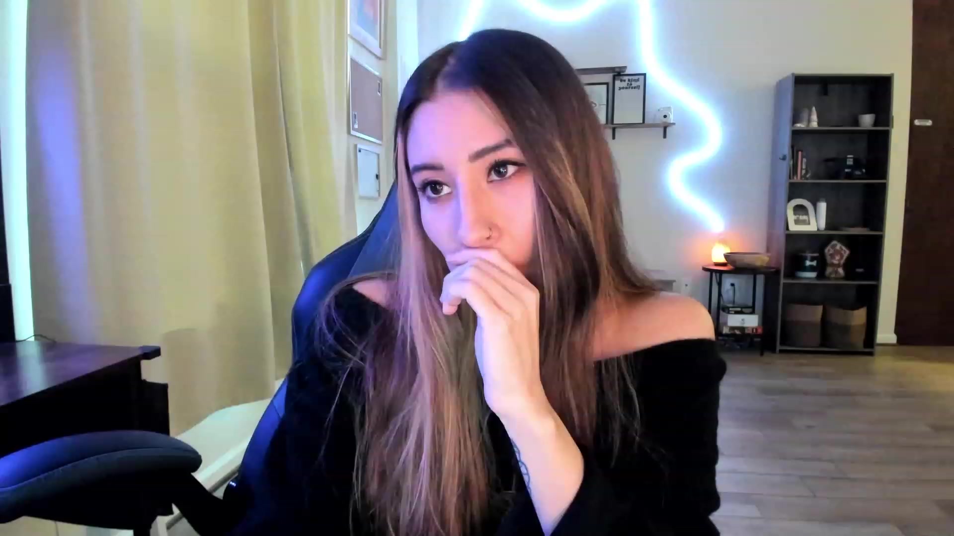 Gallery image thumbnail from killerloryy's myfreecams stream on, 02/19/2024, 19:26 image 17 of 20