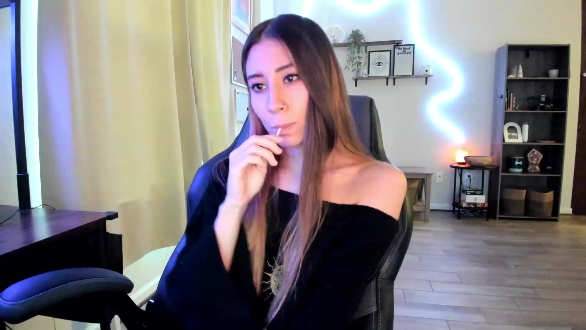 Gallery image thumbnail from killerloryy's myfreecams stream on, 02/19/2024, 19:26 image 19 of 20