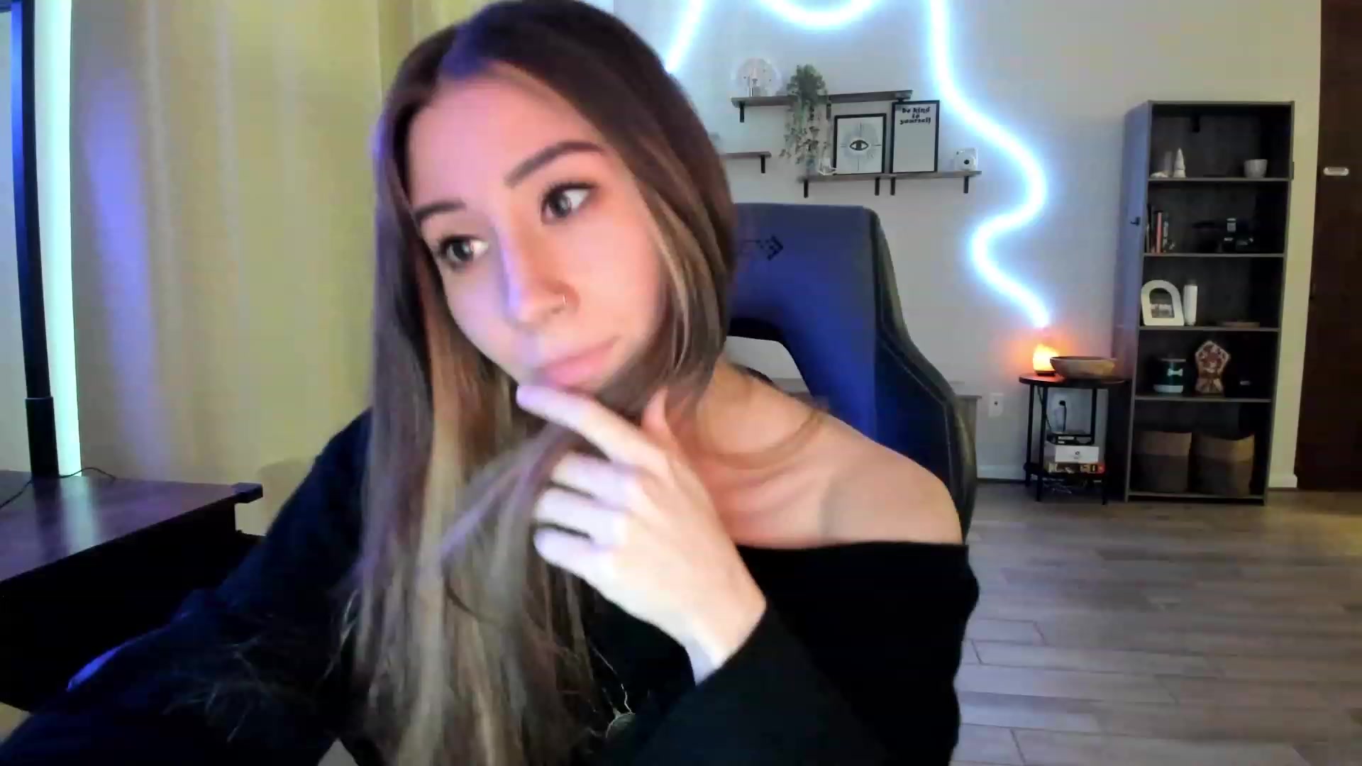 Gallery image thumbnail from killerloryy's myfreecams stream on, 02/19/2024, 19:26 image 2 of 20