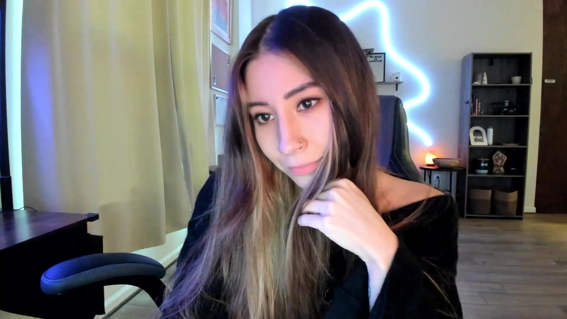 Gallery image thumbnail from killerloryy's myfreecams stream on, 02/19/2024, 19:26 image 10 of 20