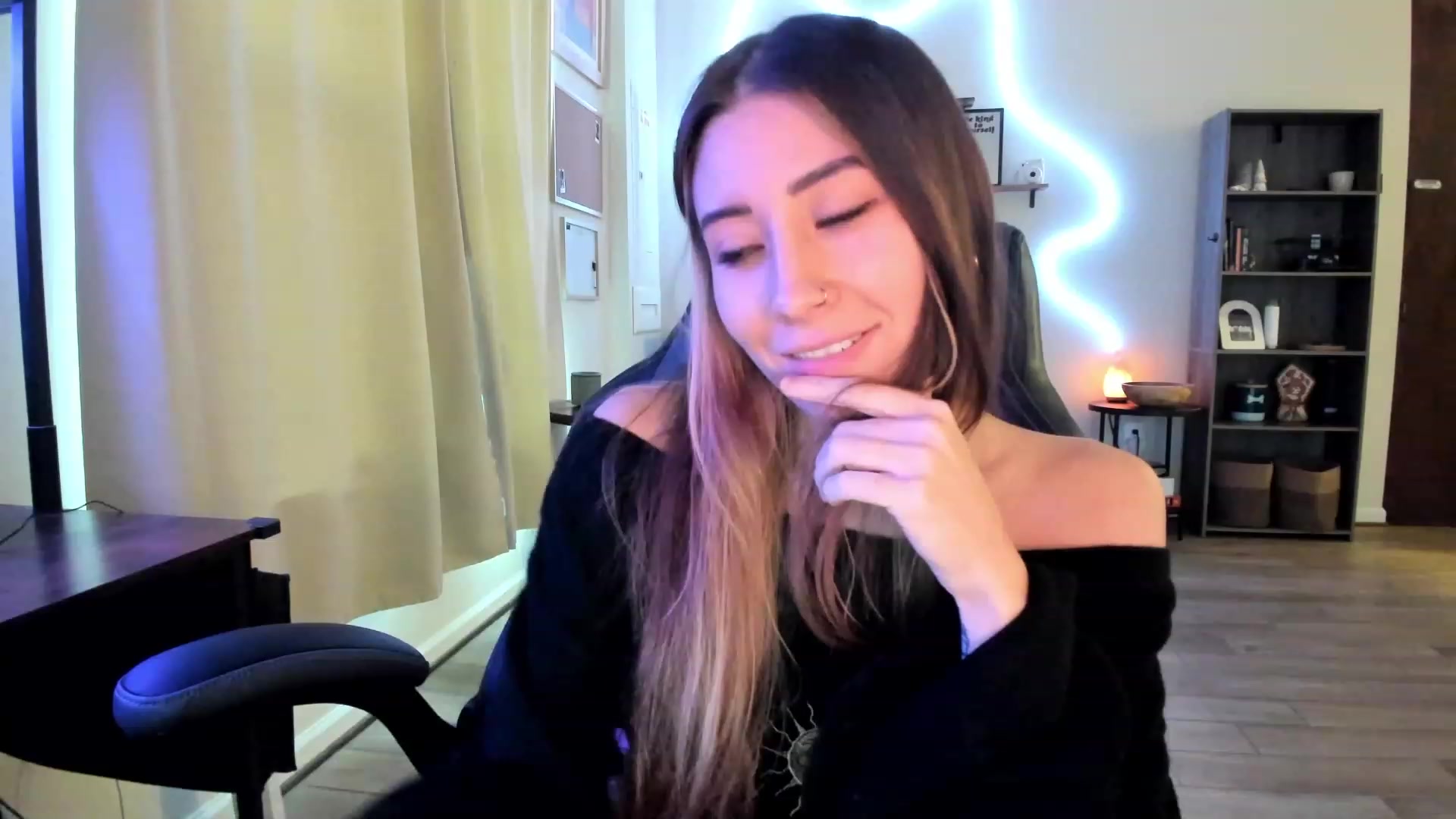 Gallery image thumbnail from killerloryy's myfreecams stream on, 02/19/2024, 19:26 image 7 of 20