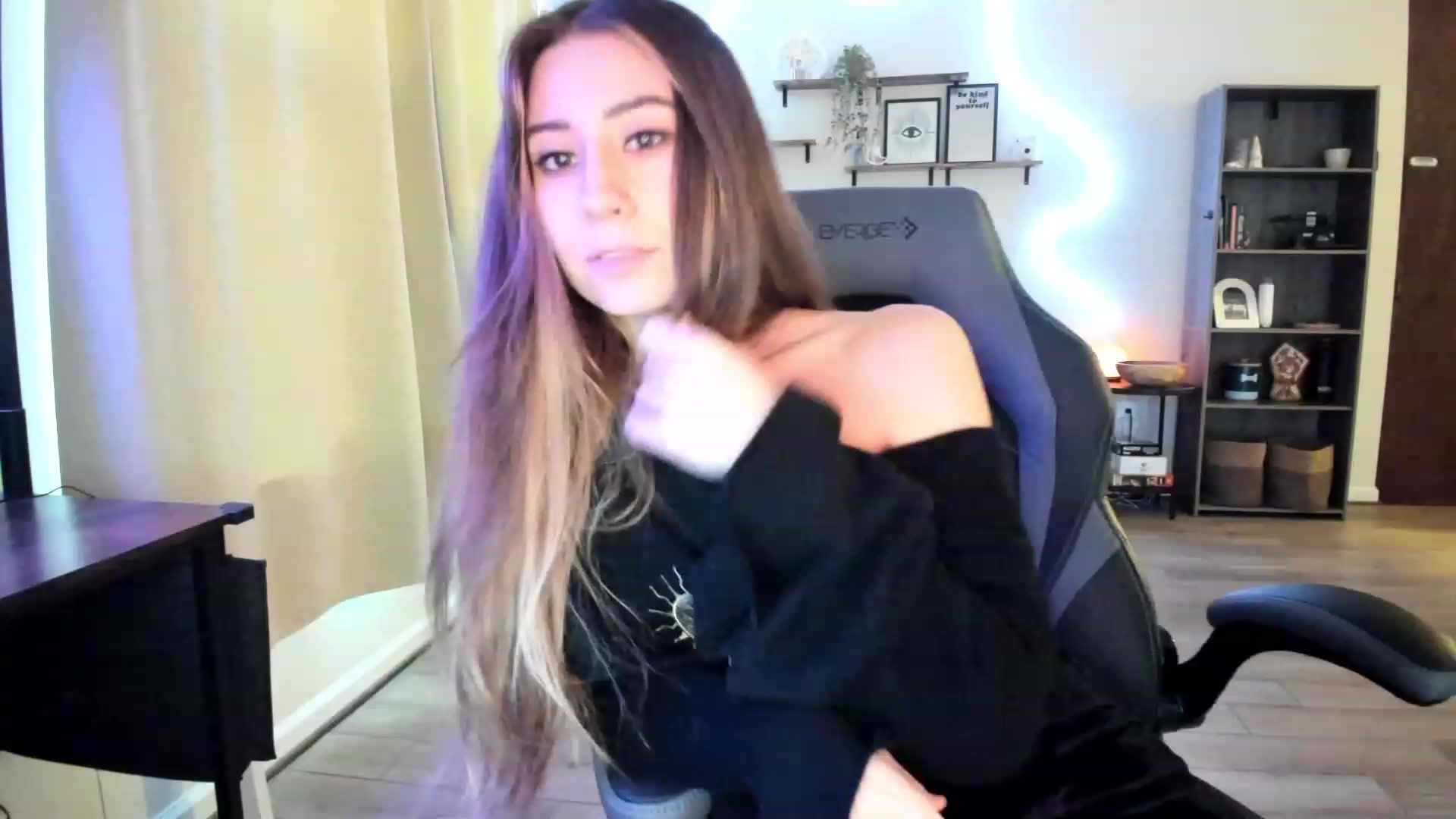 Gallery image thumbnail from killerloryy's myfreecams stream on, 02/19/2024, 19:26 image 13 of 20