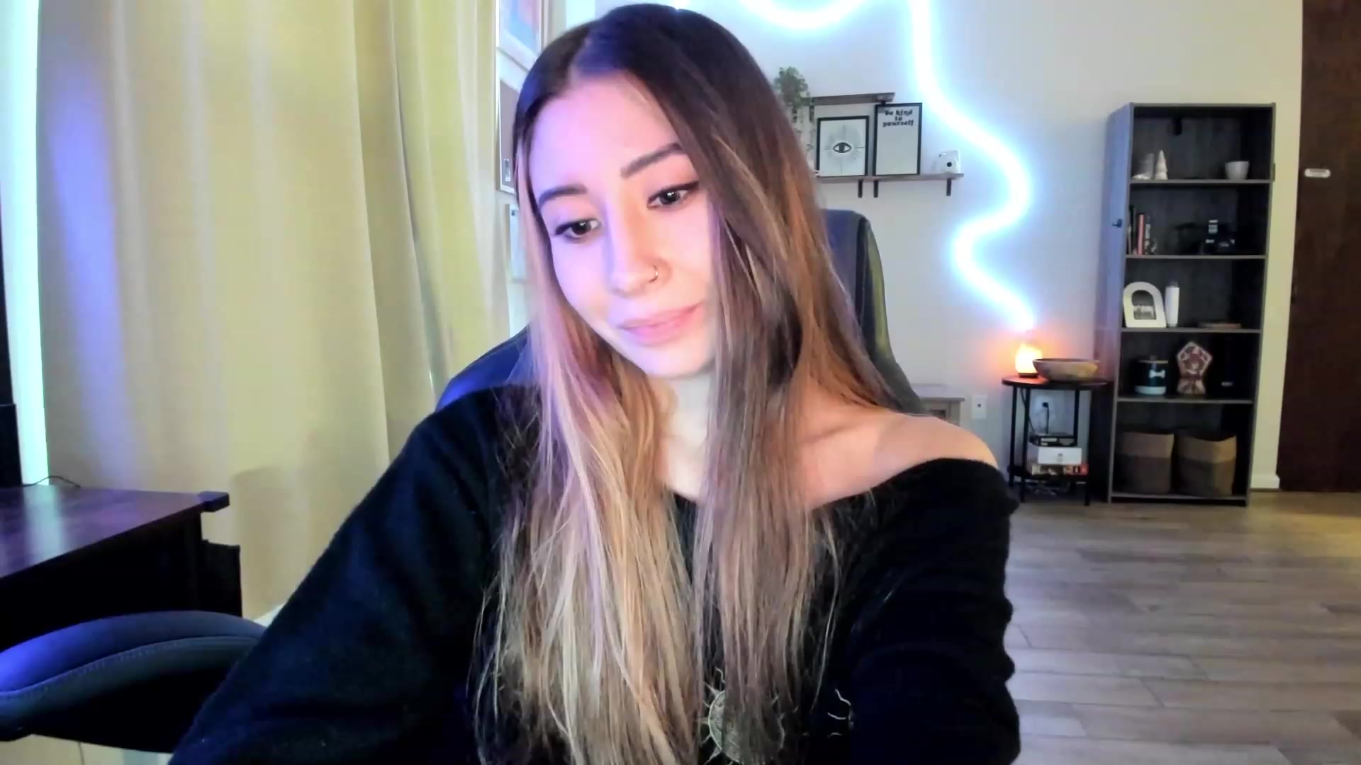 Gallery image thumbnail from killerloryy's myfreecams stream on, 02/19/2024, 19:26 image 16 of 20
