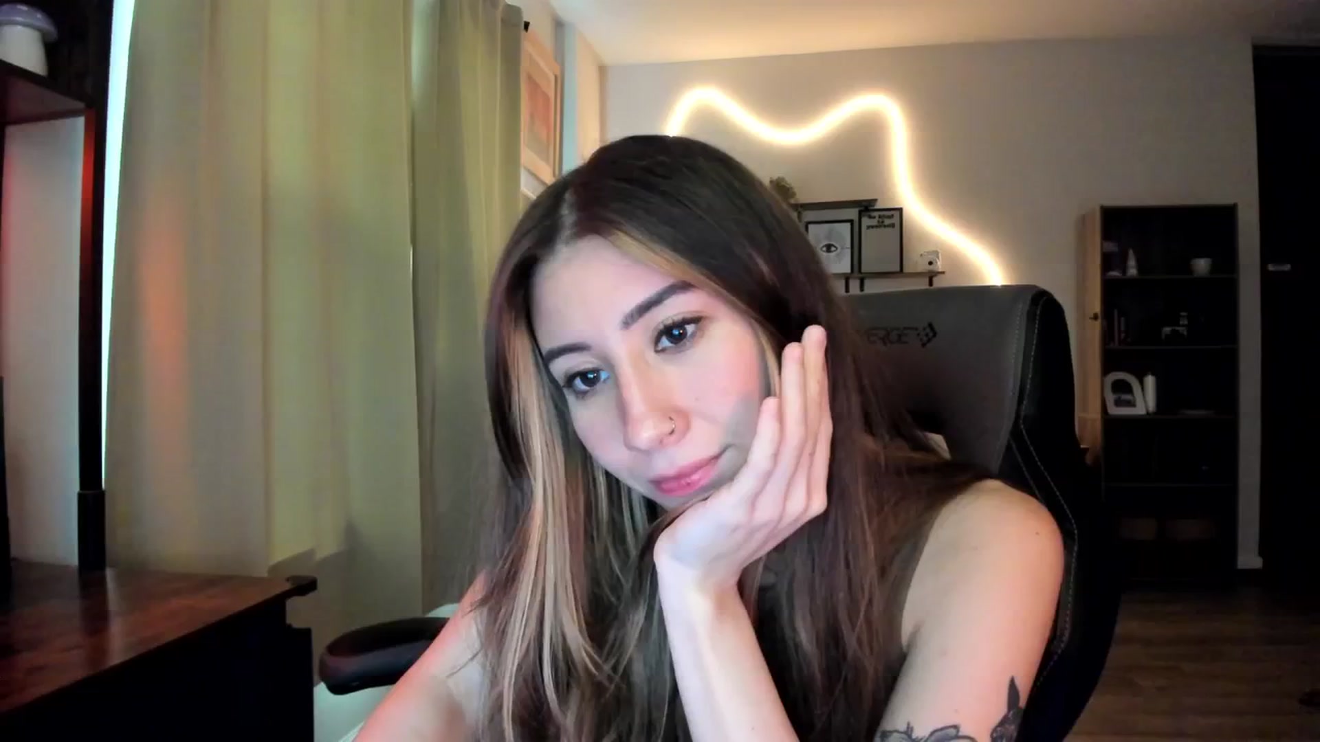 Gallery image thumbnail from killerloryy's myfreecams stream on, 03/06/2024, 19:12 image 1 of 20