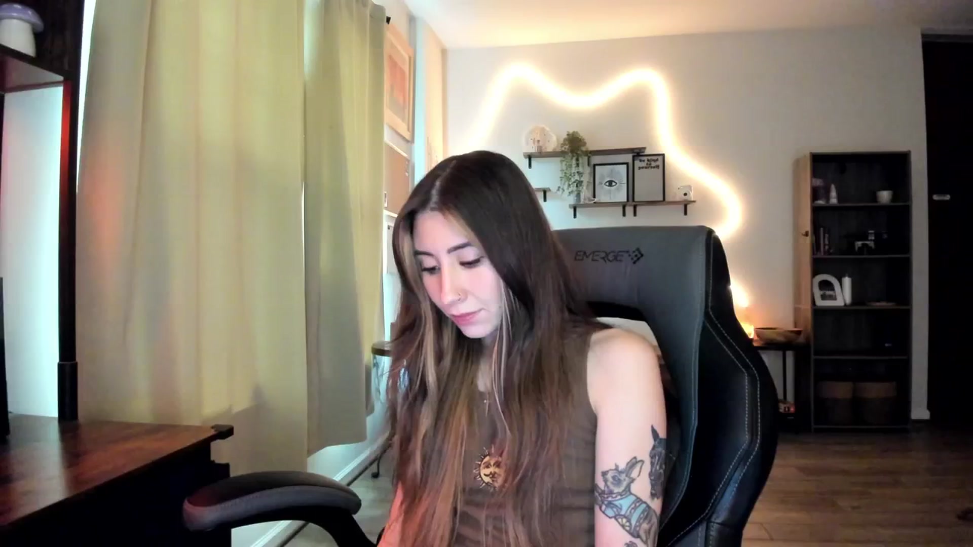 Gallery image thumbnail from killerloryy's myfreecams stream on, 03/06/2024, 19:12 image 5 of 20