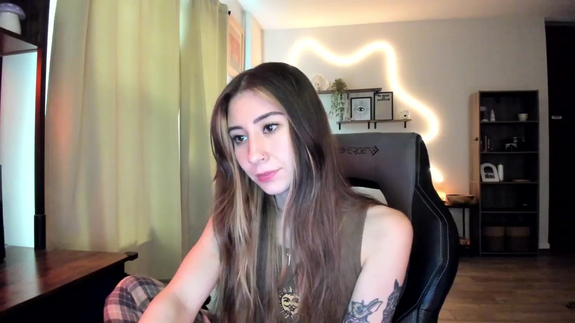 Gallery image thumbnail from killerloryy's myfreecams stream on, 03/06/2024, 19:12 image 3 of 20