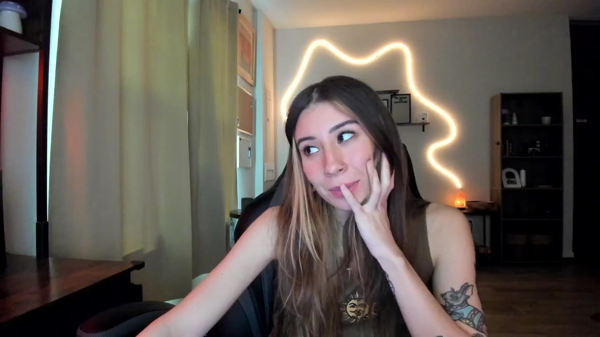 Gallery image thumbnail from killerloryy's myfreecams stream on, 03/06/2024, 19:12 image 2 of 20
