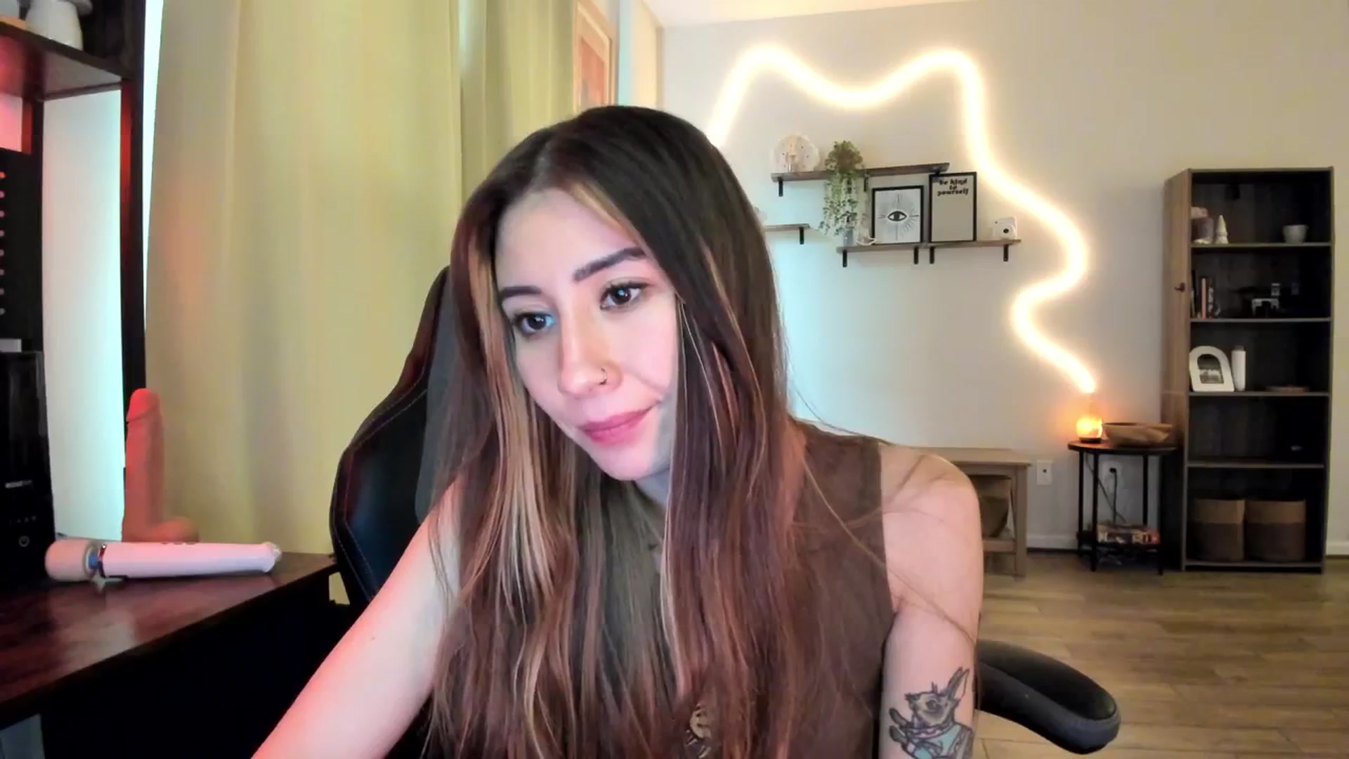 Gallery image thumbnail from killerloryy's myfreecams stream on, 03/06/2024, 20:29 image 17 of 20