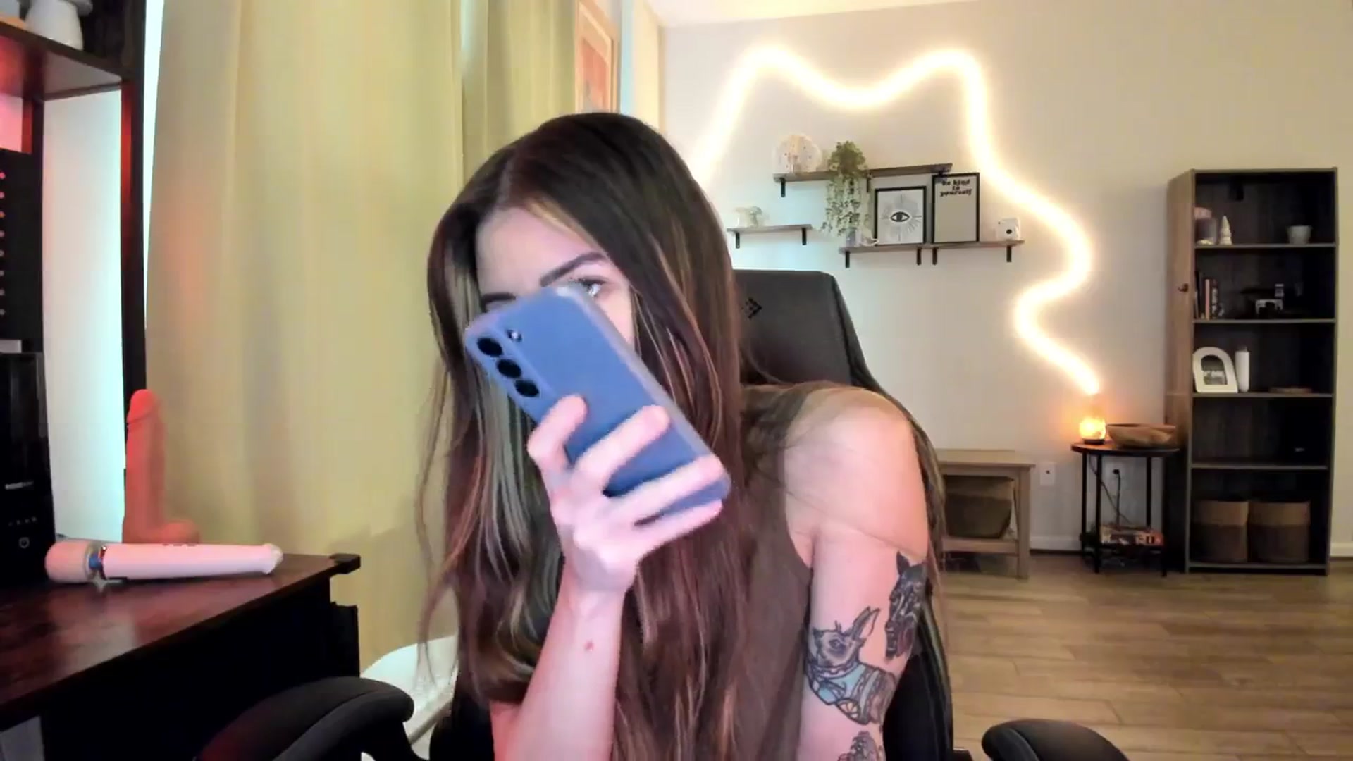Gallery image thumbnail from killerloryy's myfreecams stream on, 03/06/2024, 20:29 image 16 of 20
