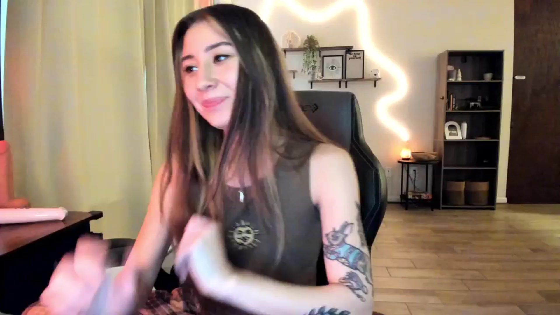 Gallery image thumbnail from killerloryy's myfreecams stream on, 03/06/2024, 21:45 image 16 of 20