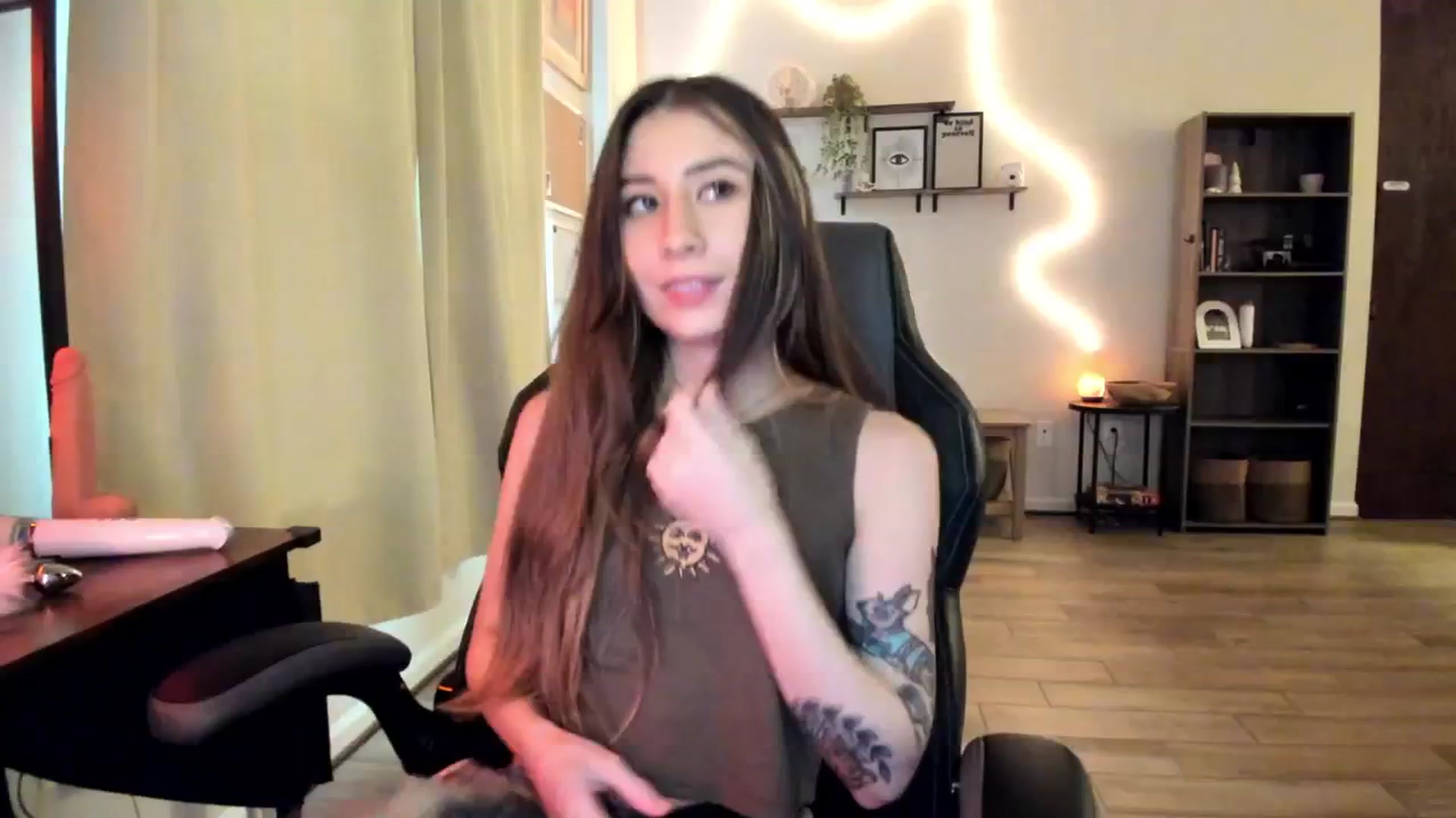 Gallery image thumbnail from killerloryy's myfreecams stream on, 03/06/2024, 21:45 image 12 of 20