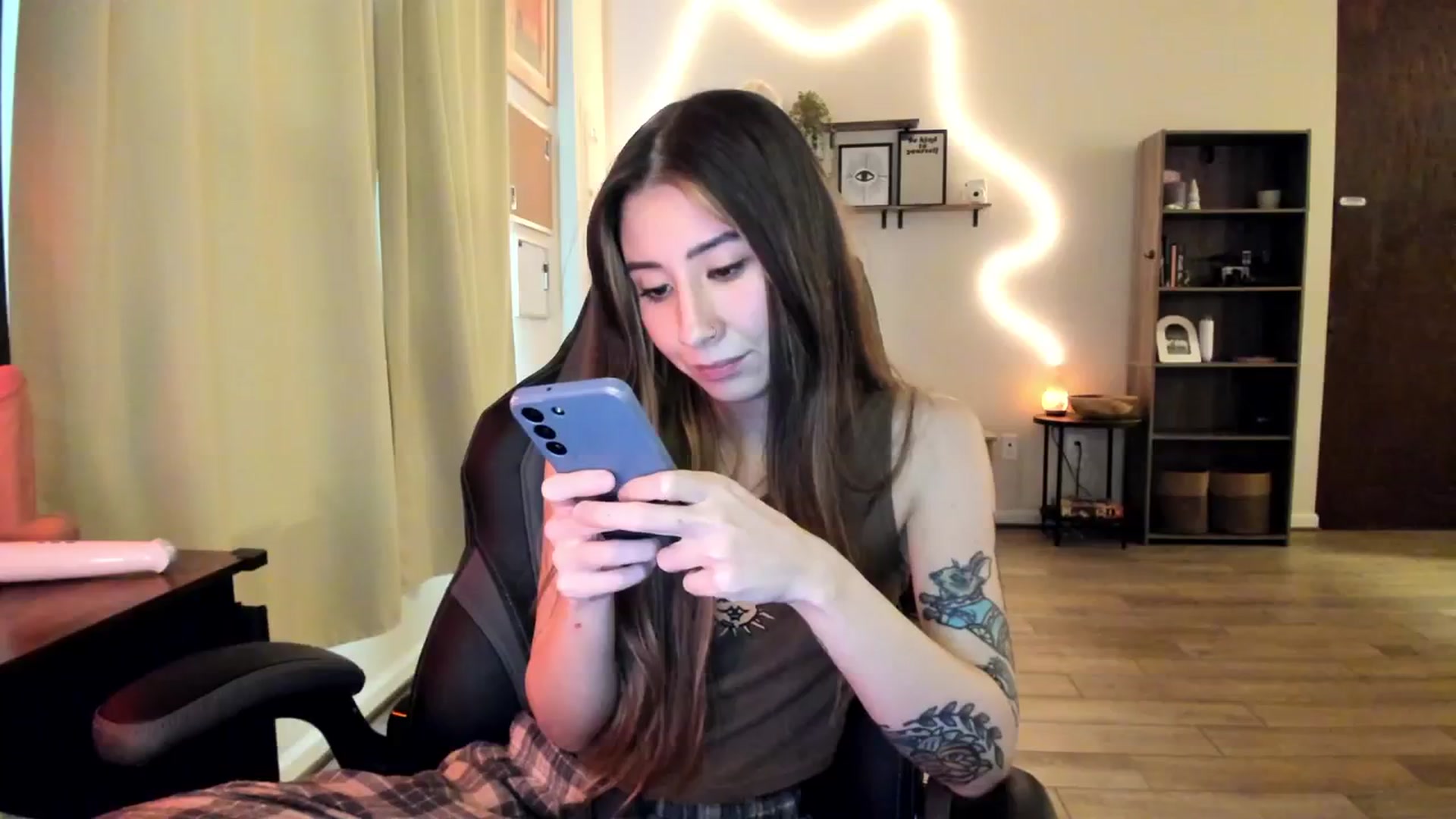 Gallery image thumbnail from killerloryy's myfreecams stream on, 03/06/2024, 21:45 image 17 of 20
