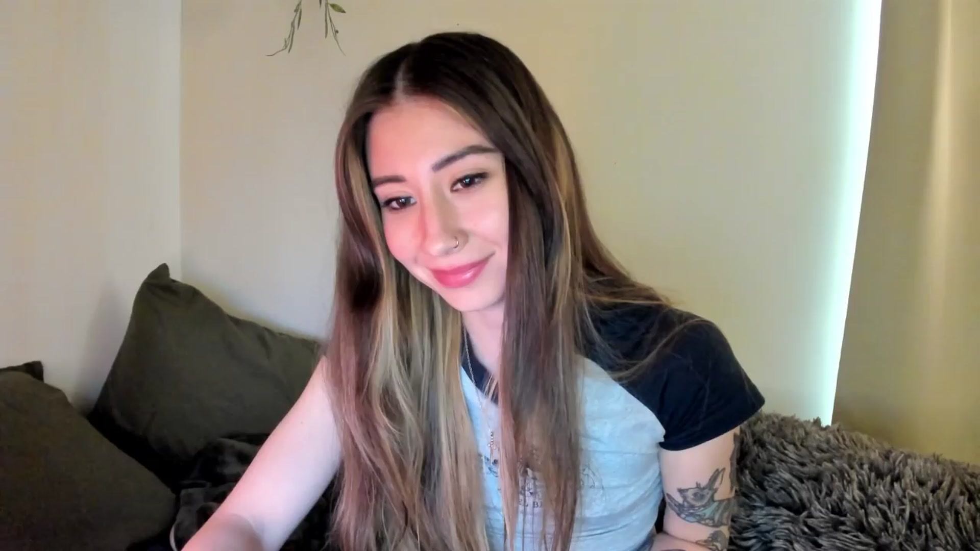 Gallery image thumbnail from killerloryy's myfreecams stream on, 03/27/2024, 18:58 image 17 of 20