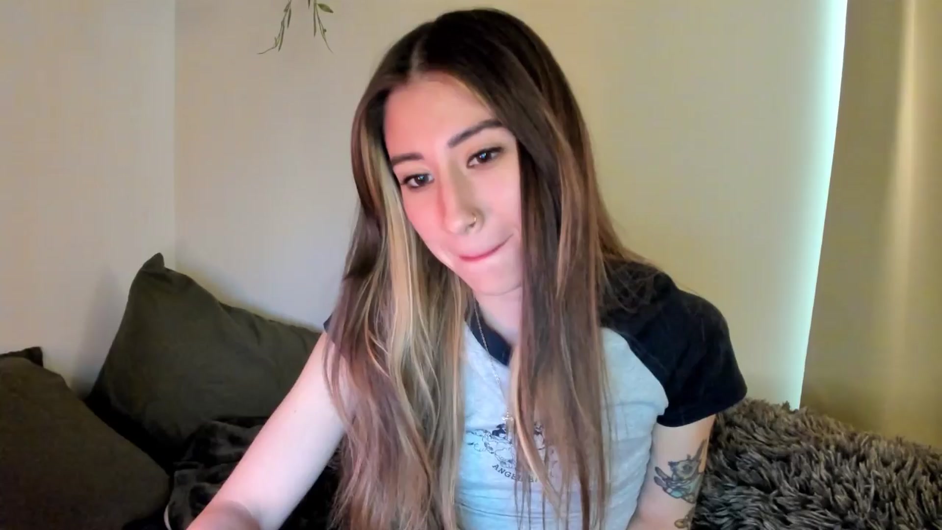 Gallery image thumbnail from killerloryy's myfreecams stream on, 03/27/2024, 18:58 image 15 of 20
