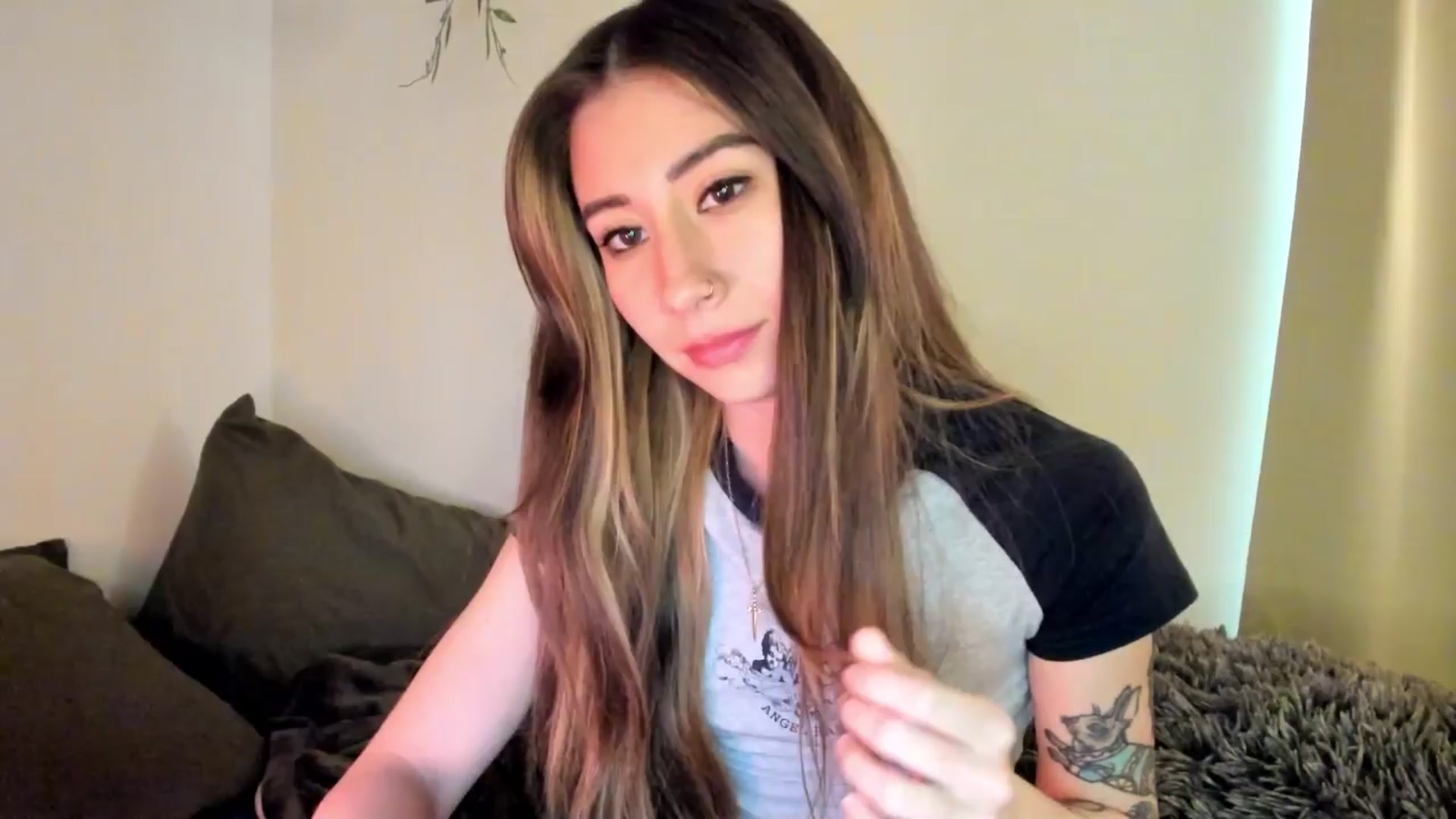 Gallery image thumbnail from killerloryy's myfreecams stream on, 03/27/2024, 18:58 image 12 of 20