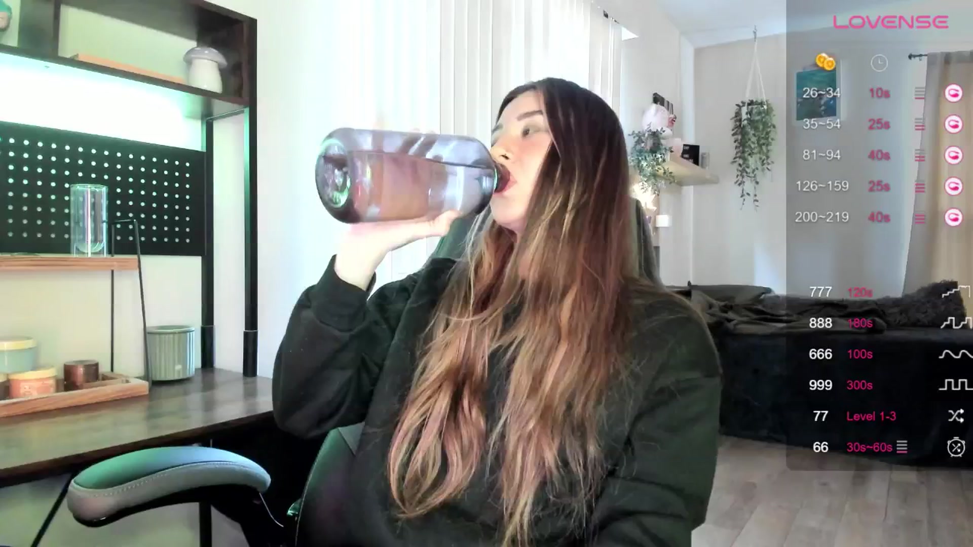 Gallery image thumbnail from killerloryy's myfreecams stream on, 04/25/2024, 17:11 image 1 of 20