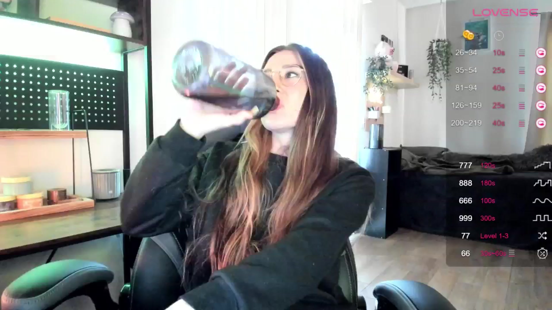 Gallery image thumbnail from killerloryy's myfreecams stream on, 04/25/2024, 19:06 image 15 of 20