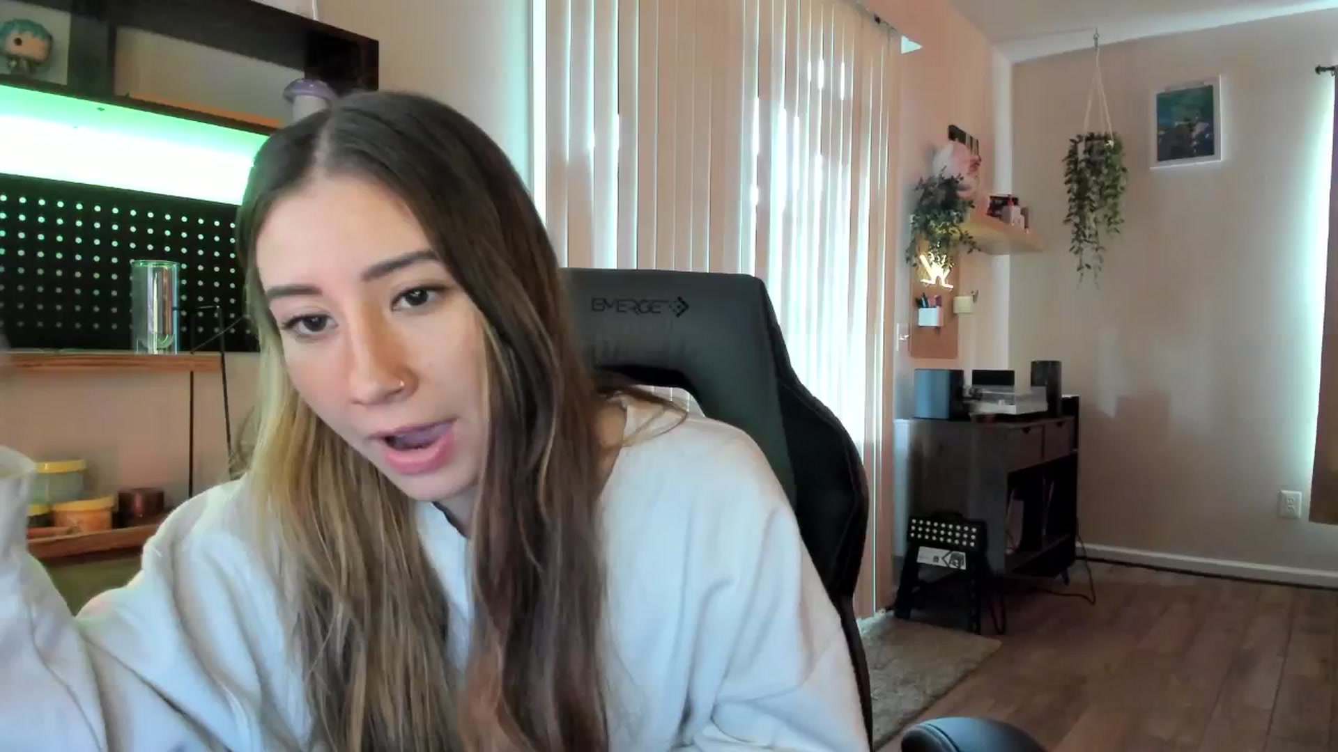 Gallery image thumbnail from killerloryy's myfreecams stream on, 05/06/2024, 19:16 image 2 of 20
