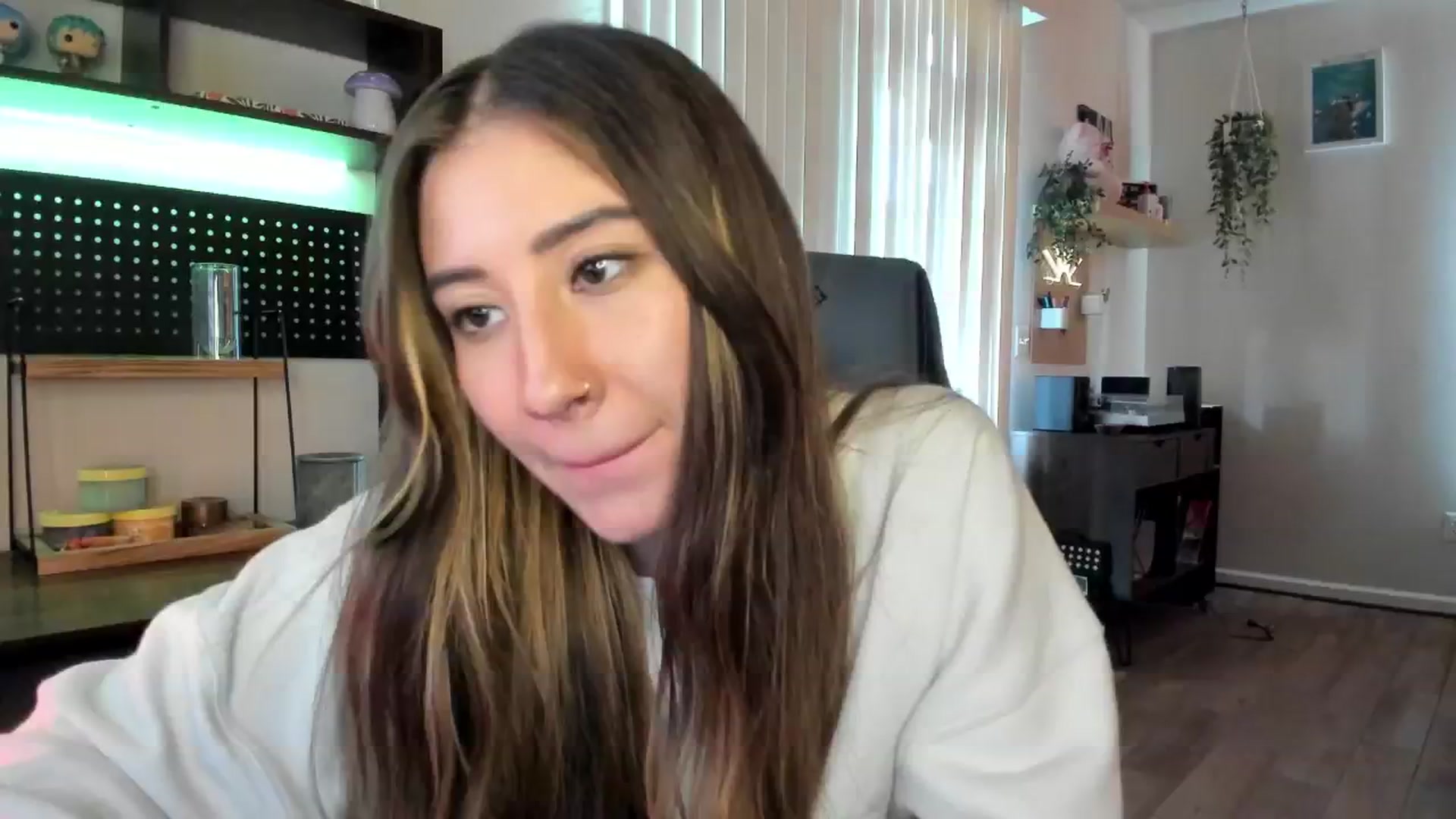 Gallery image thumbnail from killerloryy's myfreecams stream on, 05/06/2024, 19:16 image 19 of 20