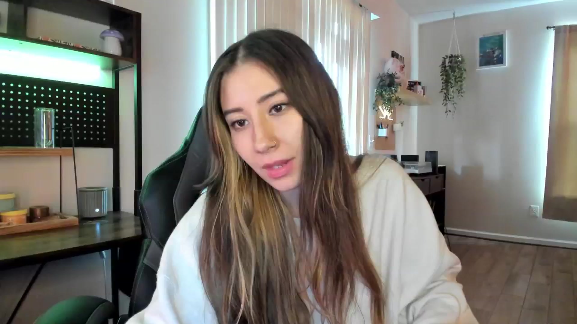 Gallery image thumbnail from killerloryy's myfreecams stream on, 05/06/2024, 19:16 image 14 of 20