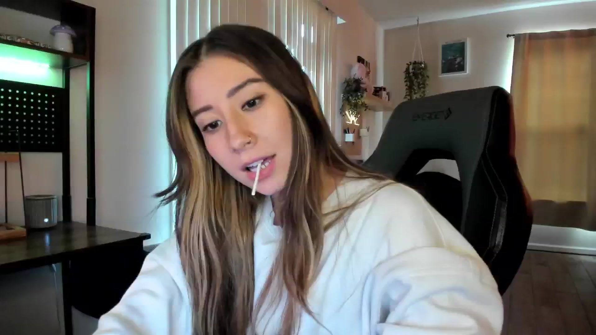 Gallery image thumbnail from killerloryy's myfreecams stream on, 05/06/2024, 19:16 image 11 of 20