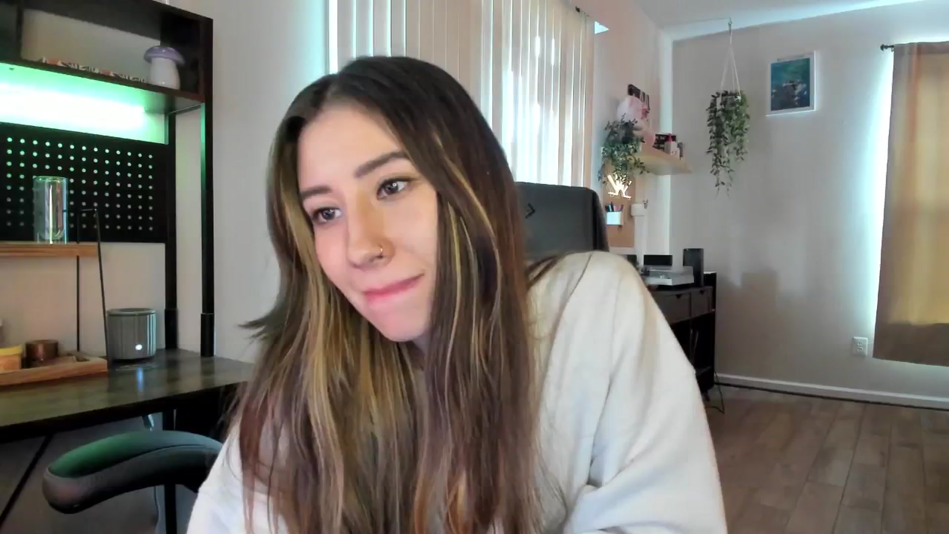 Gallery image thumbnail from killerloryy's myfreecams stream on, 05/06/2024, 19:16 image 15 of 20
