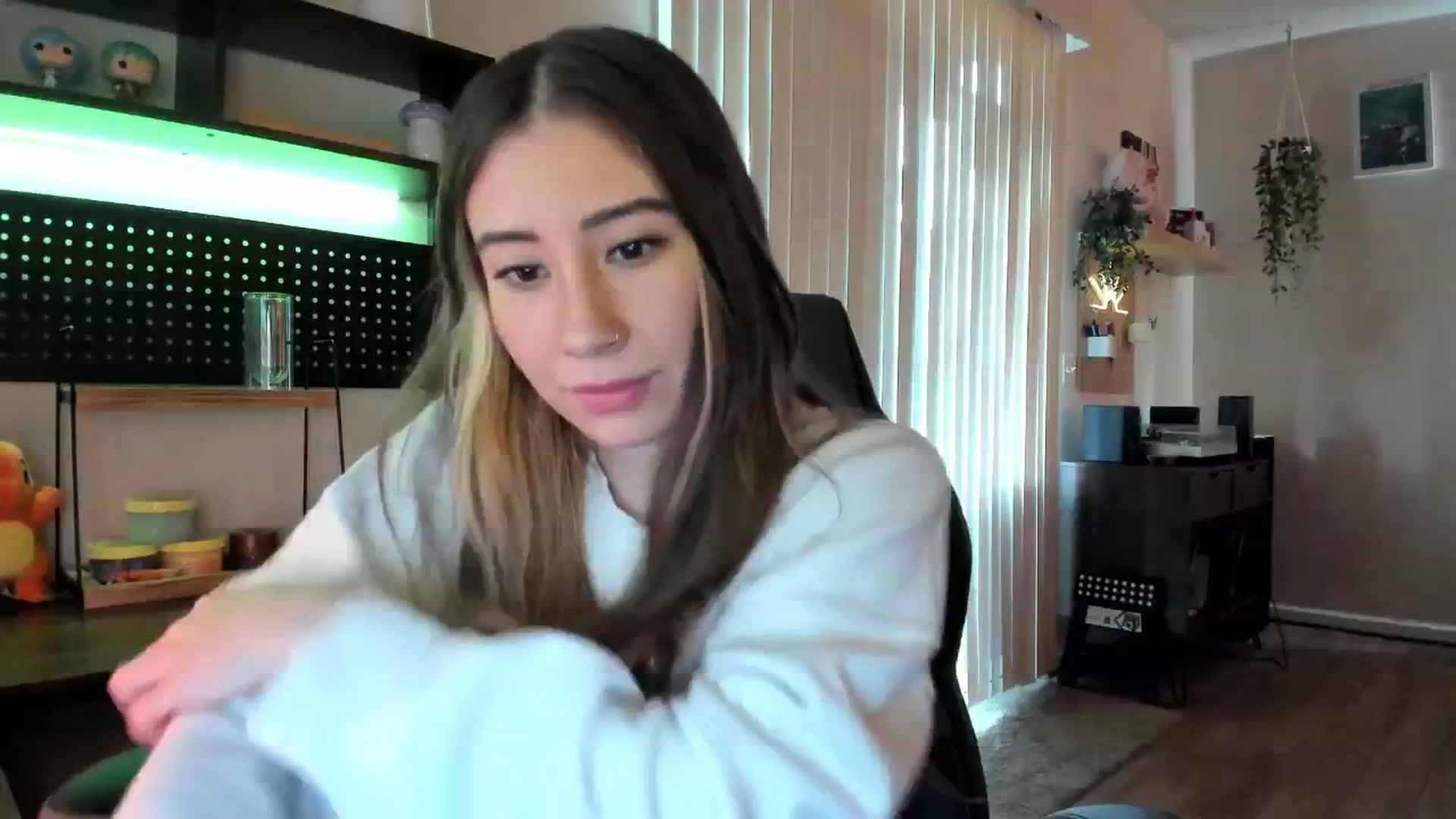 Gallery image thumbnail from killerloryy's myfreecams stream on, 05/06/2024, 19:16 image 4 of 20