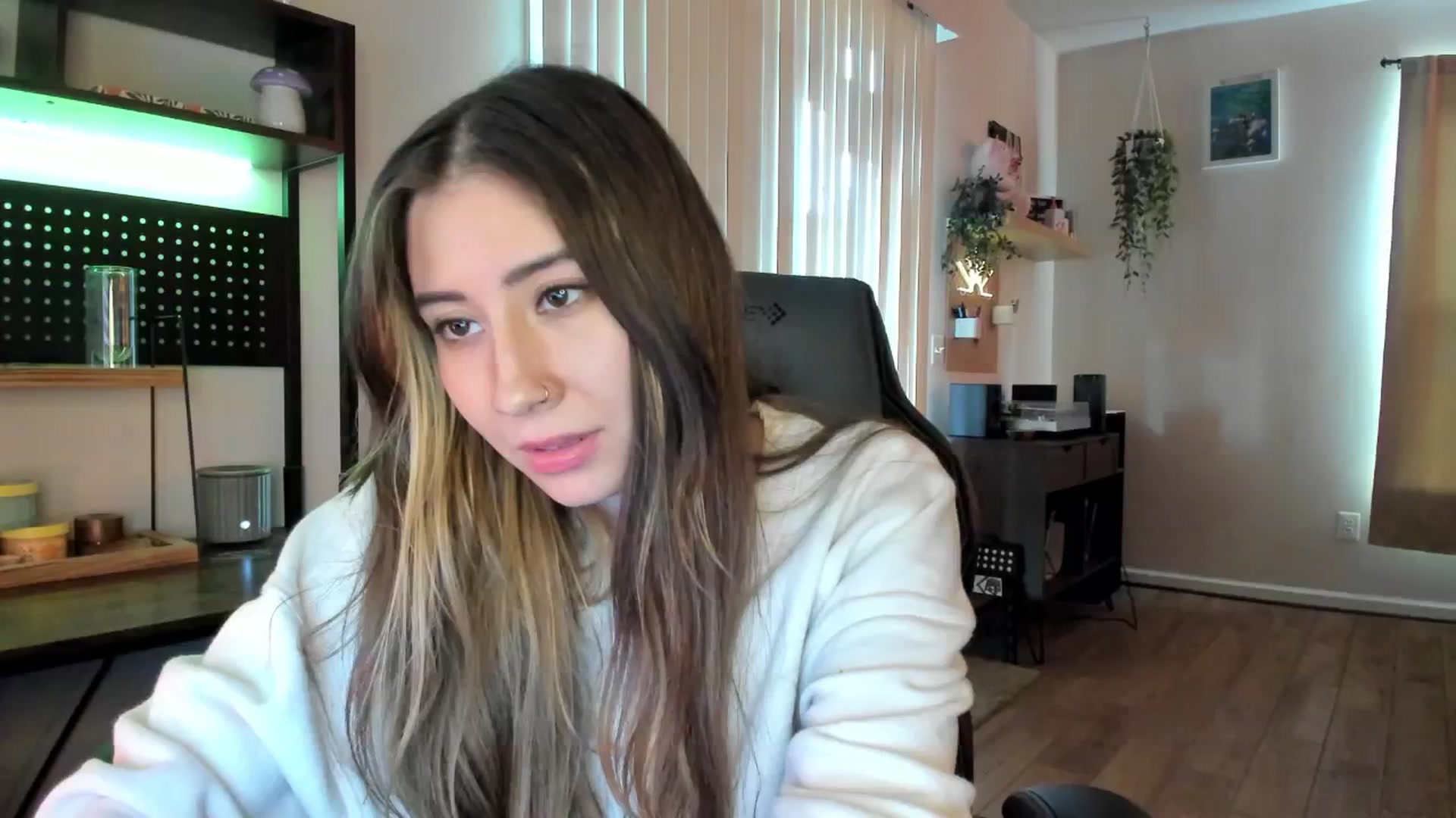 Gallery image thumbnail from killerloryy's myfreecams stream on, 05/06/2024, 19:16 image 13 of 20