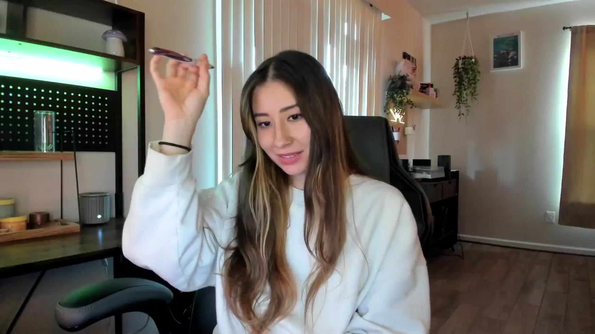 Gallery image thumbnail from killerloryy's myfreecams stream on, 05/06/2024, 19:16 image 12 of 20
