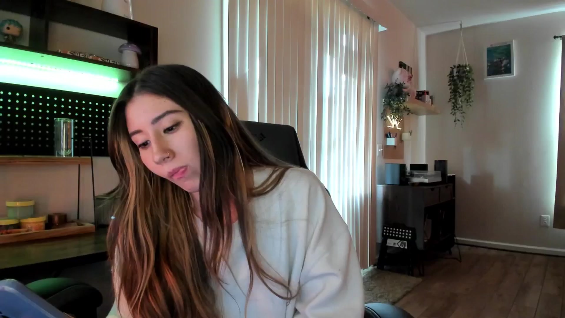 Gallery image thumbnail from killerloryy's myfreecams stream on, 05/06/2024, 19:16 image 10 of 20