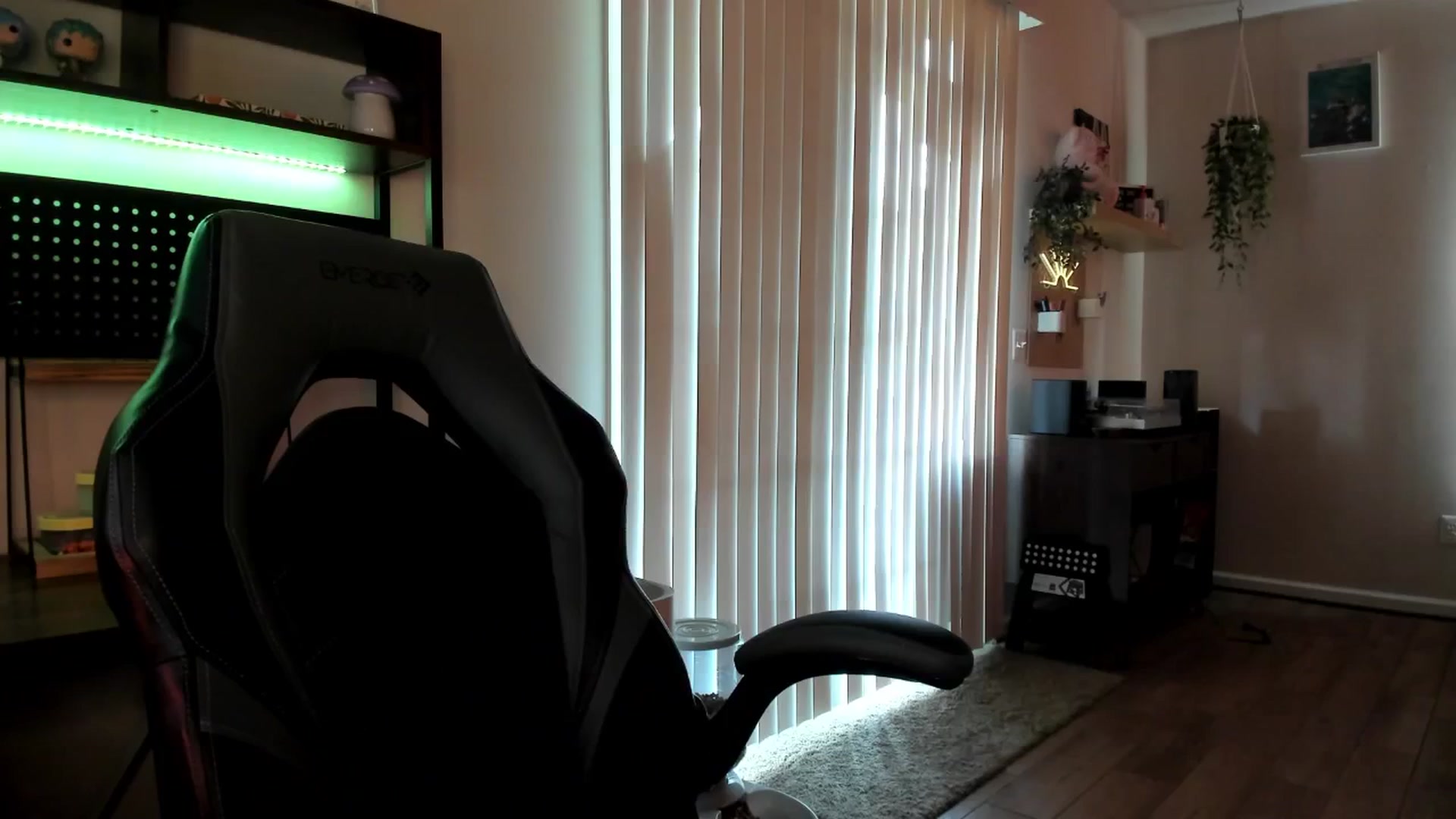Gallery image thumbnail from killerloryy's myfreecams stream on, 05/06/2024, 19:16 image 18 of 20