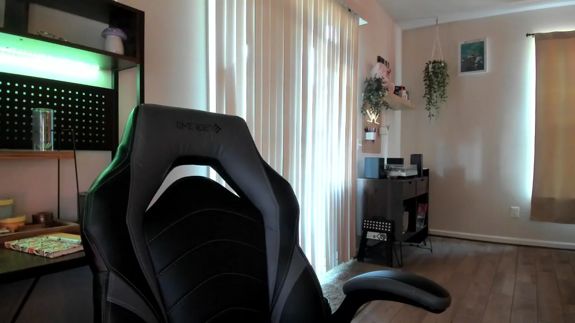 Gallery image thumbnail from killerloryy's myfreecams stream on, 05/09/2024, 17:47 image 12 of 20