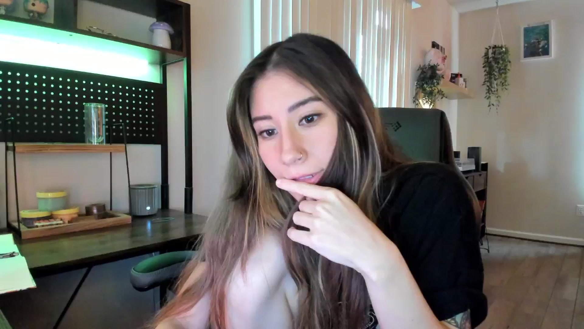 Gallery image thumbnail from killerloryy's myfreecams stream on, 05/09/2024, 17:47 image 3 of 20