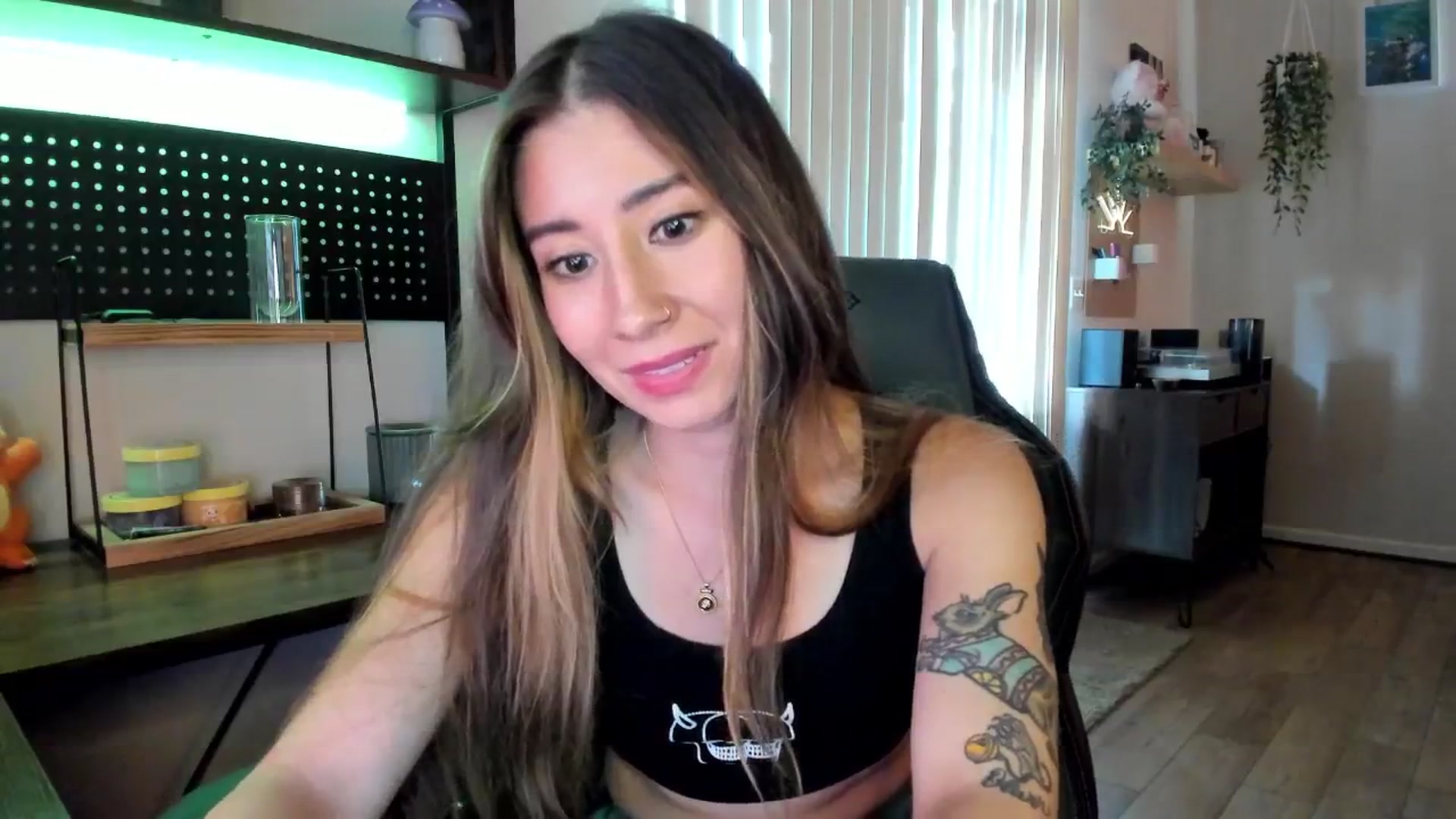 Gallery image thumbnail from killerloryy's myfreecams stream on, 05/23/2024, 17:54 image 15 of 20