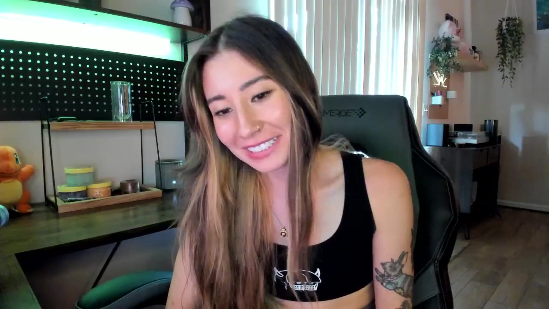 Gallery image thumbnail from killerloryy's myfreecams stream on, 05/23/2024, 17:54 image 14 of 20