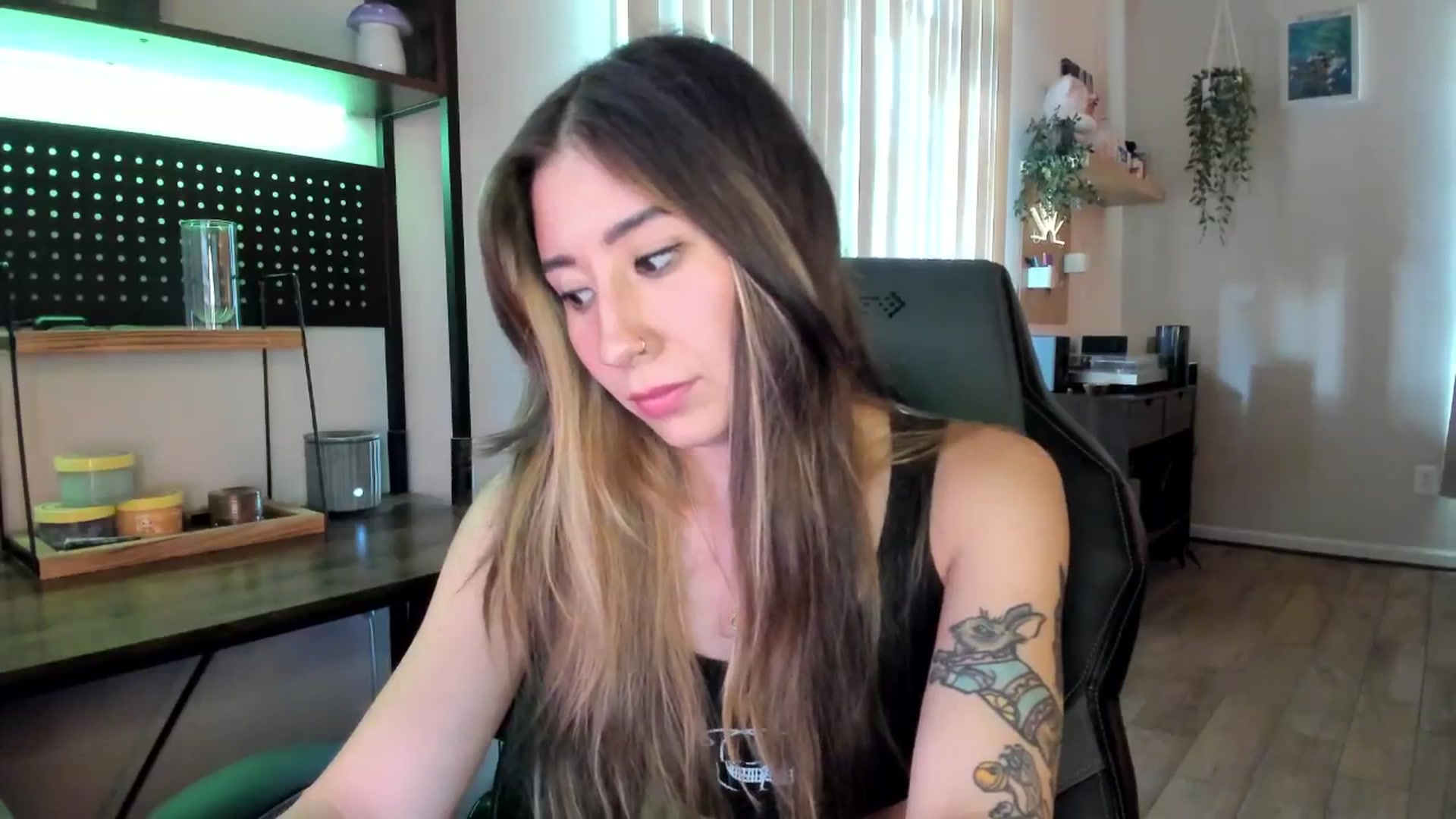 Gallery image thumbnail from killerloryy's myfreecams stream on, 05/23/2024, 17:54 image 8 of 20