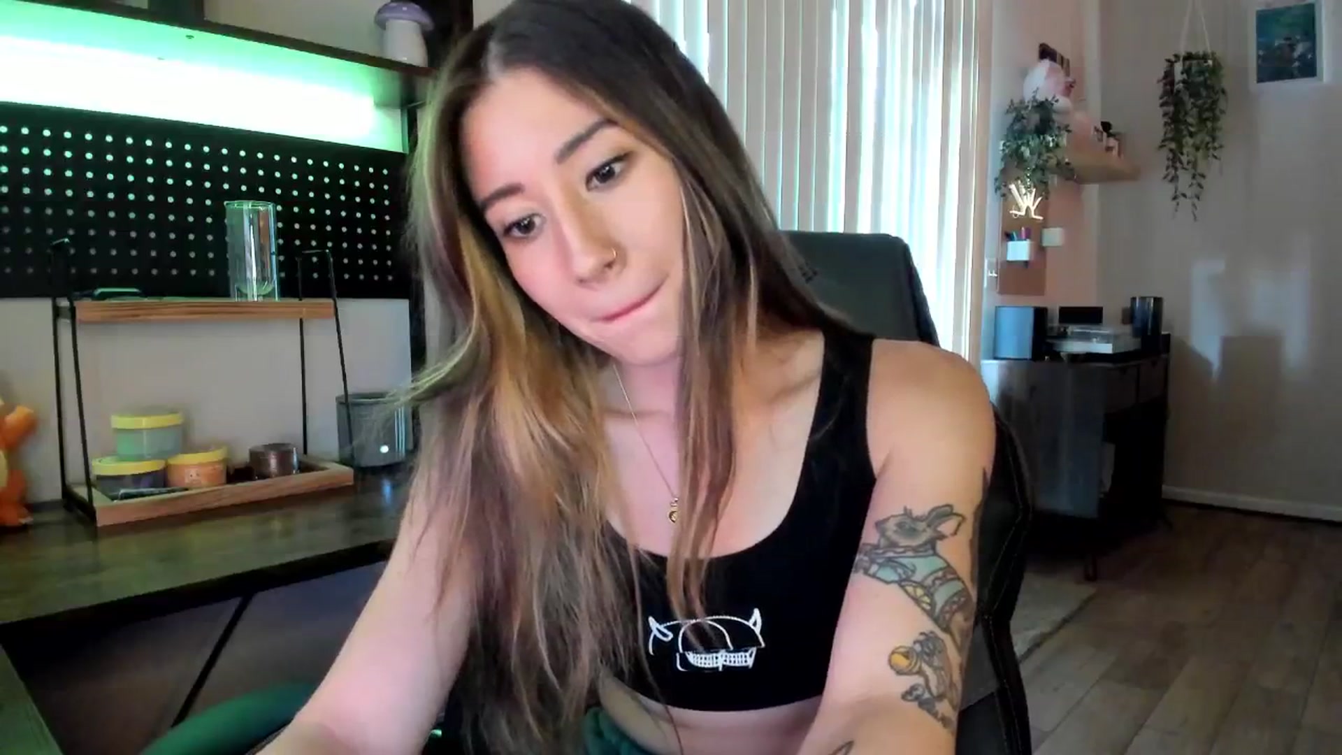 Gallery image thumbnail from killerloryy's myfreecams stream on, 05/23/2024, 17:54 image 16 of 20