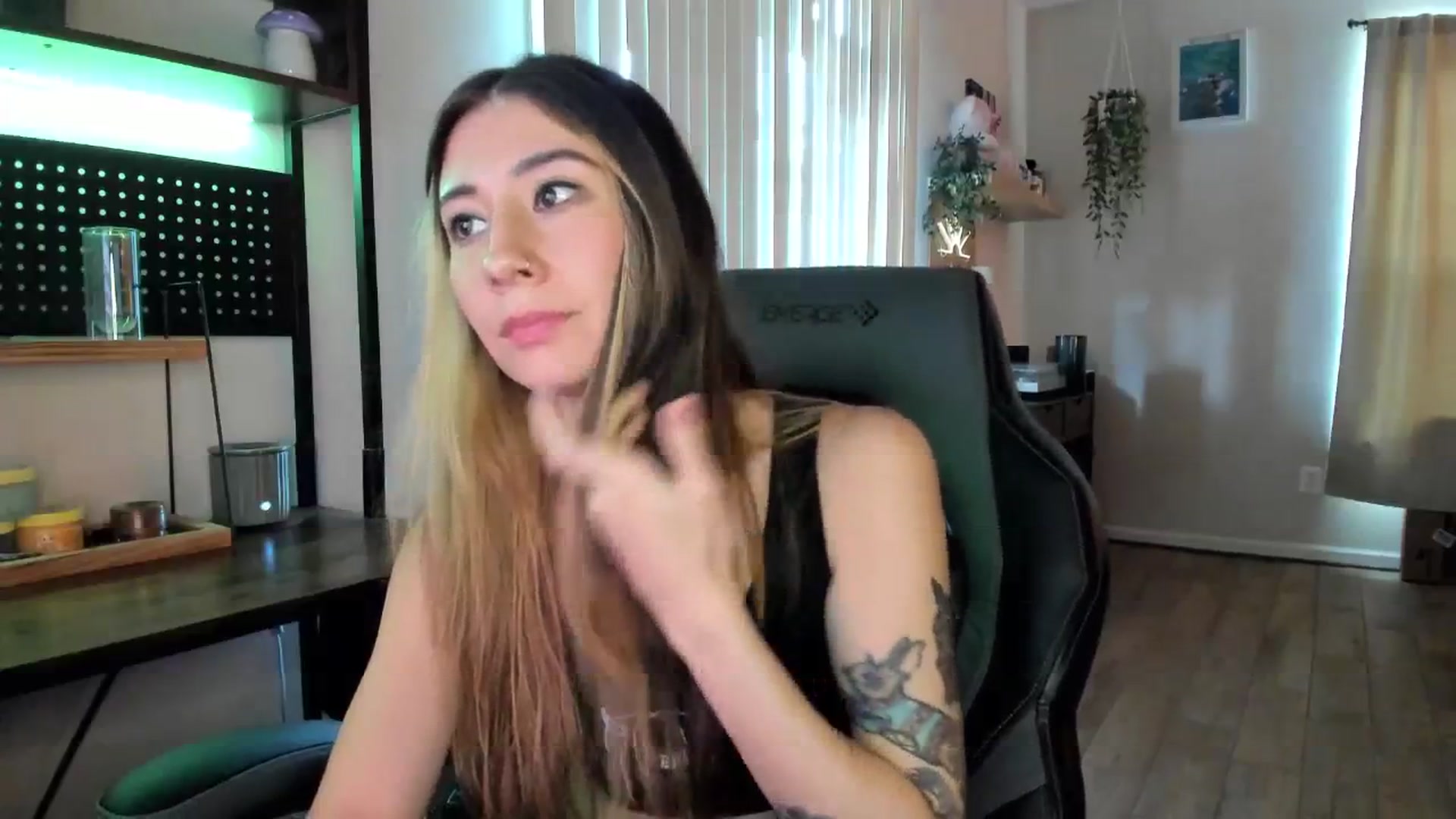 Gallery image thumbnail from killerloryy's myfreecams stream on, 05/23/2024, 17:54 image 7 of 20