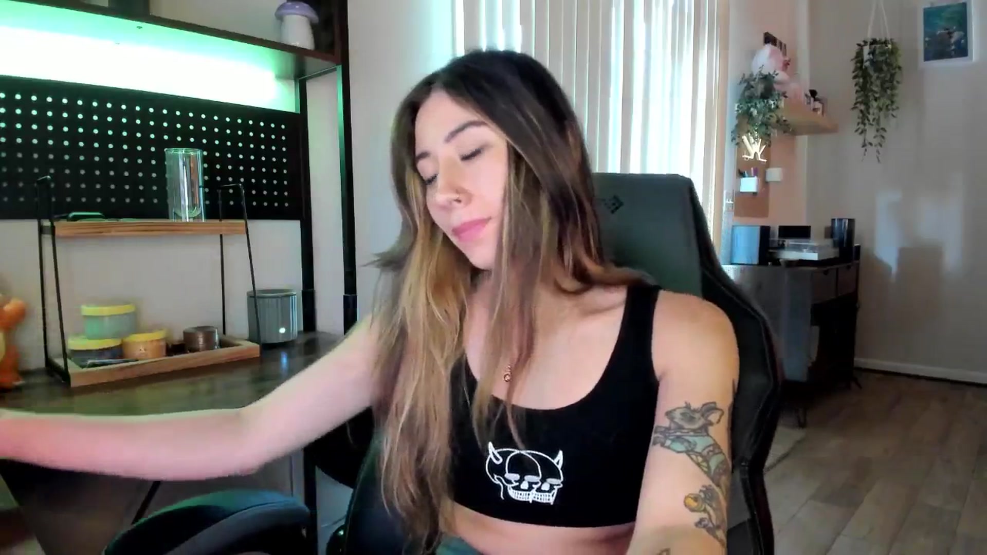 Gallery image thumbnail from killerloryy's myfreecams stream on, 05/23/2024, 17:54 image 17 of 20